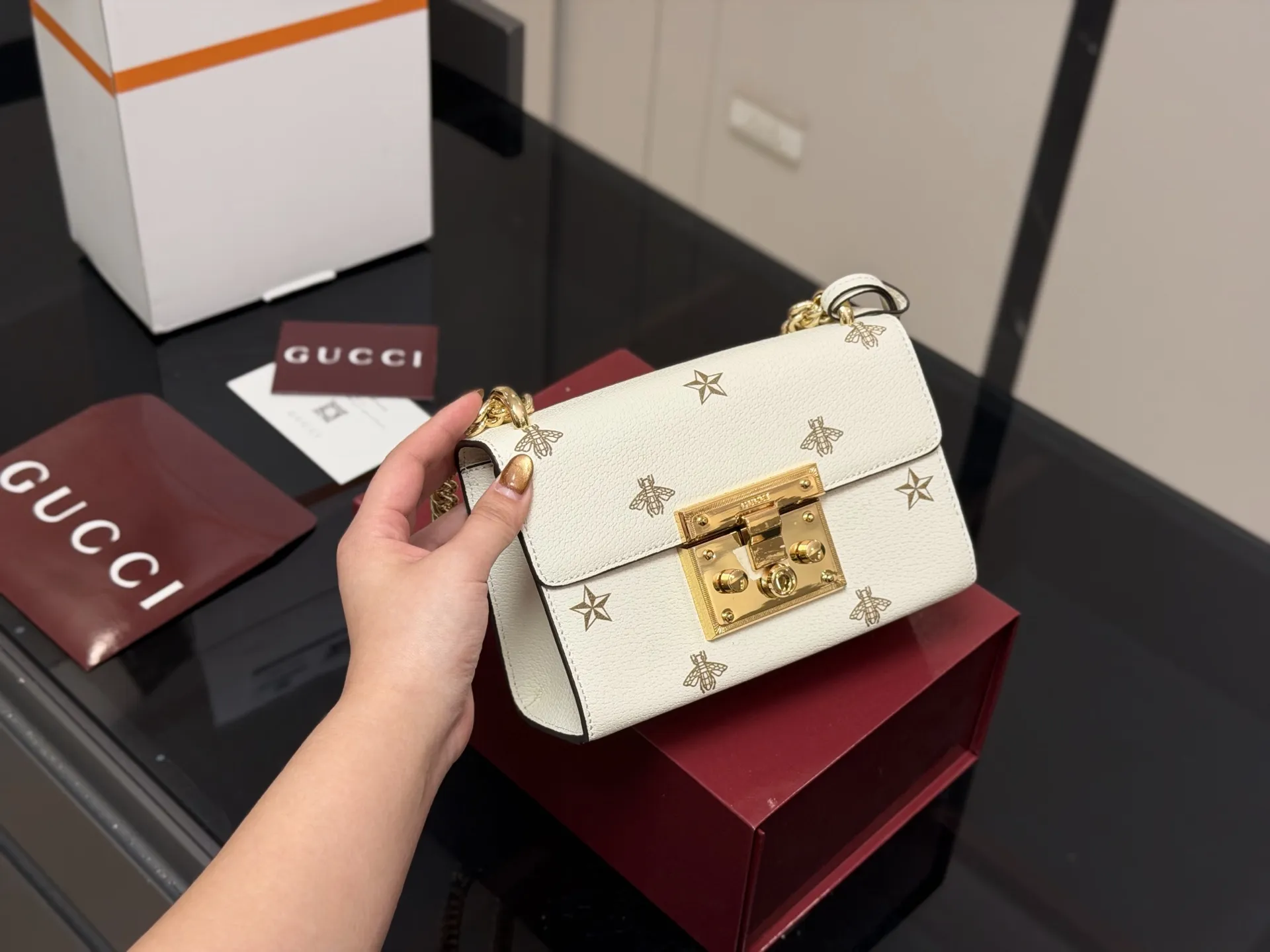 ¥155 配折叠盒飞机盒 size:20.13cm 【古奇padlock】 这款已经卖了几千个了 明星产品 ‼️ 最近质量又升级了 重拍下给你们看 👀 高定版的G Padlock ✔️