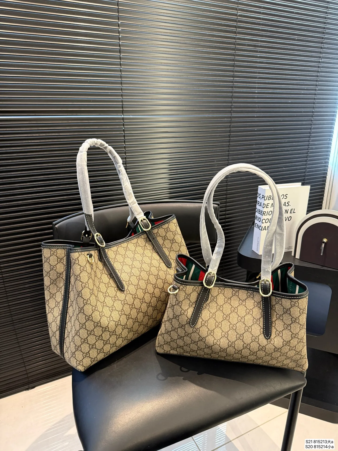 大号P155 小号P150 酷奇托特 Emblem 系列新品首发收纳党大爱大包有隔层新款的Emblem首发,这是一款比较大的托特,肩带两侧是可以调节的,内衬是经典的gucci绿红绿颜色,并且中间是有带拉链的隔层,收纳大爱!另外颜色复古风满满 真的不错哦很轻便很时髦性价比也高 尺寸大35 26 小30 20 货号大815213小815214