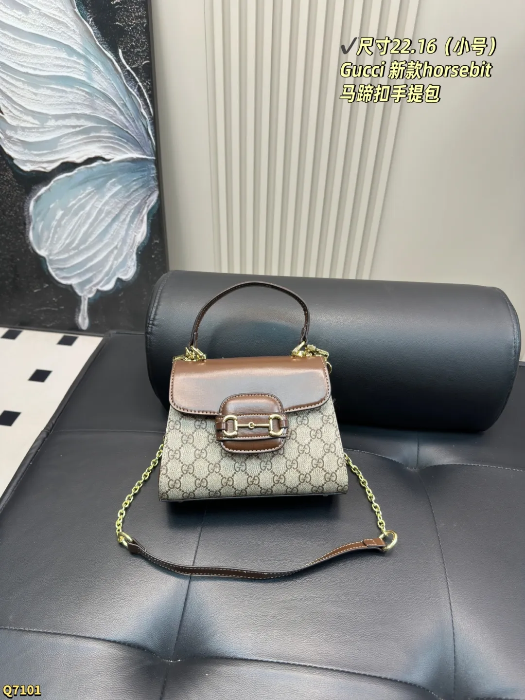 💰130小号尺寸22.16 💰135大号尺寸28.19 酷奇Gucci 新款horsebit马蹄扣手提包,斜挎金属链条,但是肩部都带有牛皮,舒适感会大大提升 🔸优点:复古的马蹄扣简直是包包的灵魂!代入感太强了搭配复古棕色牛皮拼接老花logo,简单又百搭一看就是可以背好几年都不会过时的款式