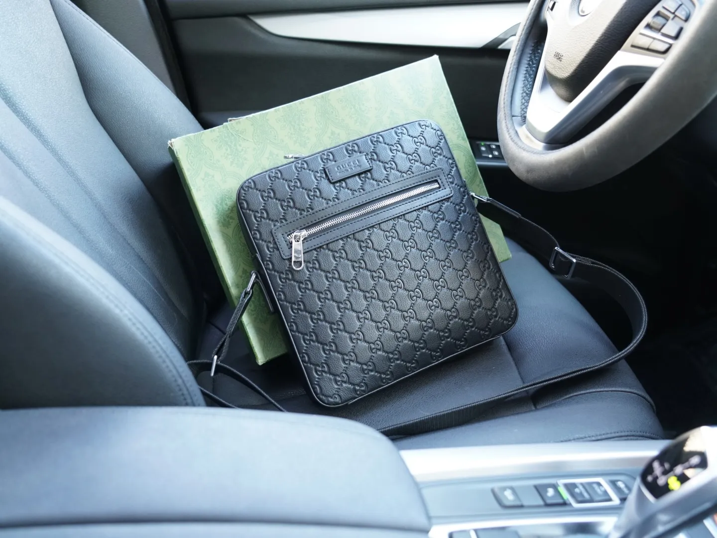 P250 🇮🇹 古驰 官网同步 高版本 斜挎单肩背包 永恒不过时的标志性产品 纯原单牛皮 顶级五金制作 非市面普通版本 今年GUCCI最爱的款式 全部实拍 实用性非常高 配全套包装礼品盒【规格：25x26x5】