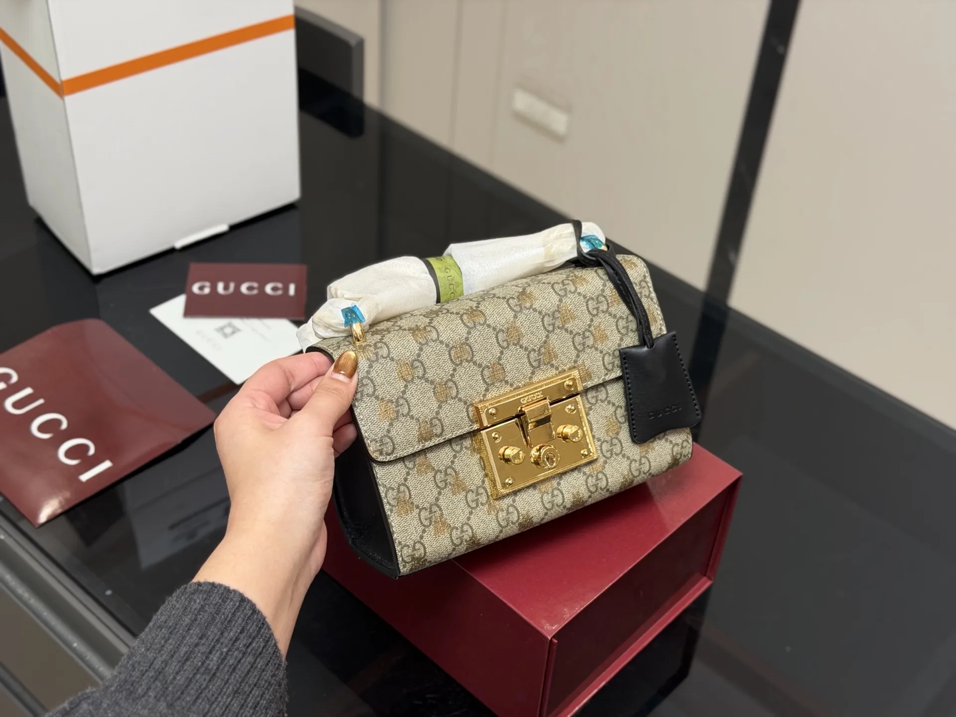 &yen;155 配折叠盒飞机盒 size：20.13cm 【古奇padlock】 这款已经卖了几千个了 明星产品 ‼️ 最近质量又升级了 重拍下给你们看 👀 高定版的G Padlock ✔️