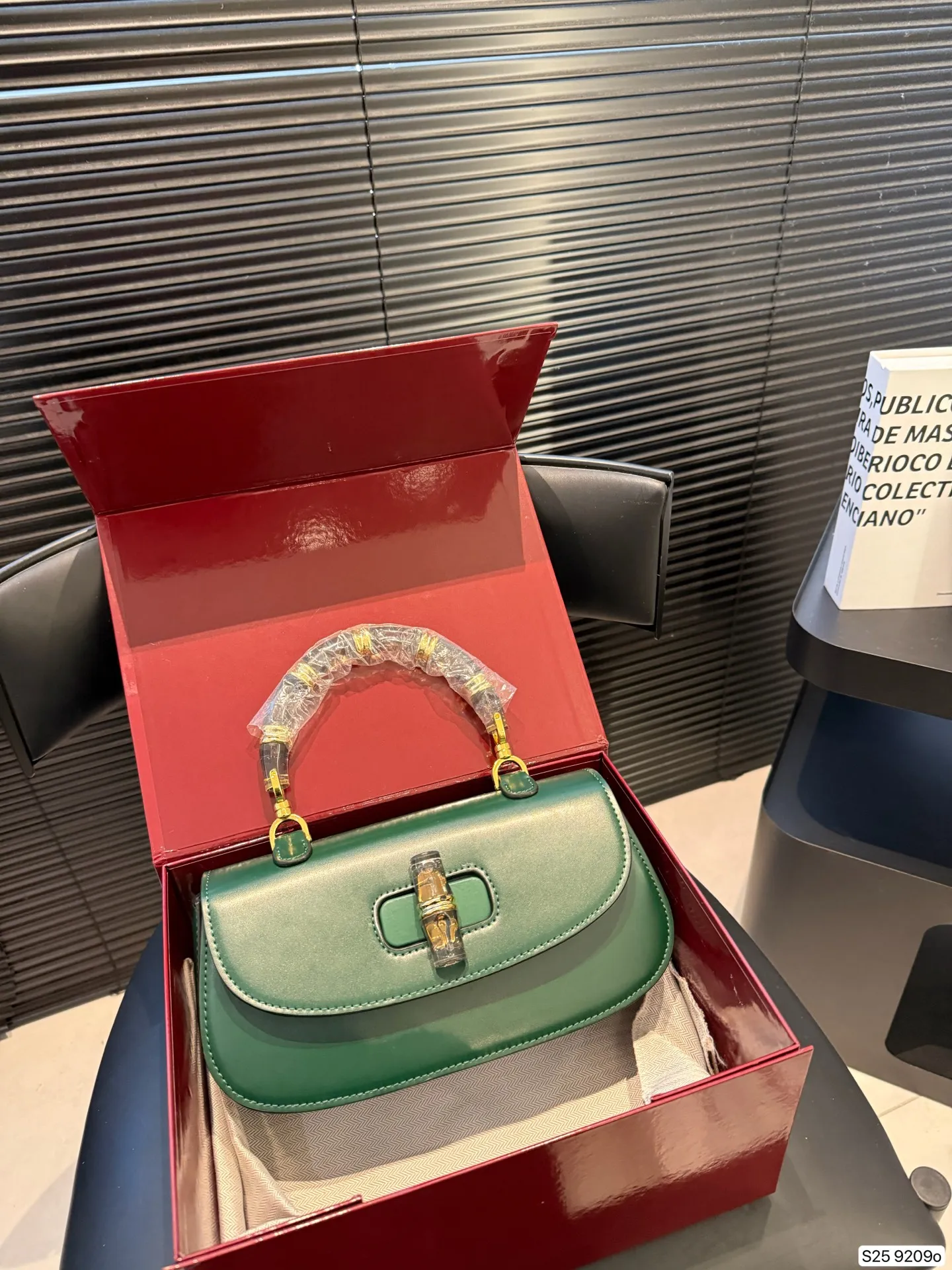 P175 配折叠盒 竹节包超级亮眼的绿色/Gucci bamboo Gucci古驰Bamboo竹节包 新款绿色 手提单肩斜挎包 超级好看 尺寸25.5 15 货号9209