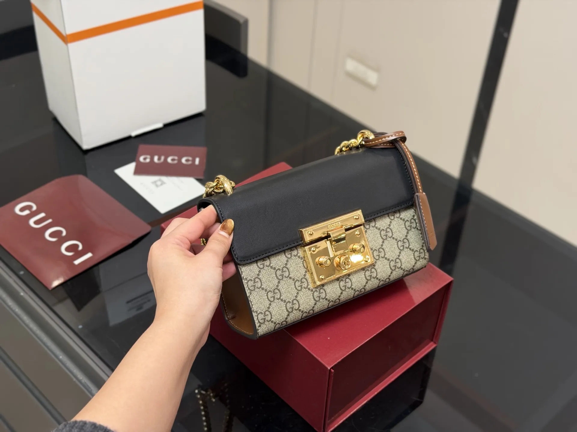 &yen;155 配折叠盒飞机盒 size：20.13cm 【古奇padlock】 这款已经卖了几千个了 明星产品 ‼️ 最近质量又升级了 重拍下给你们看 👀 高定版的G Padlock ✔️