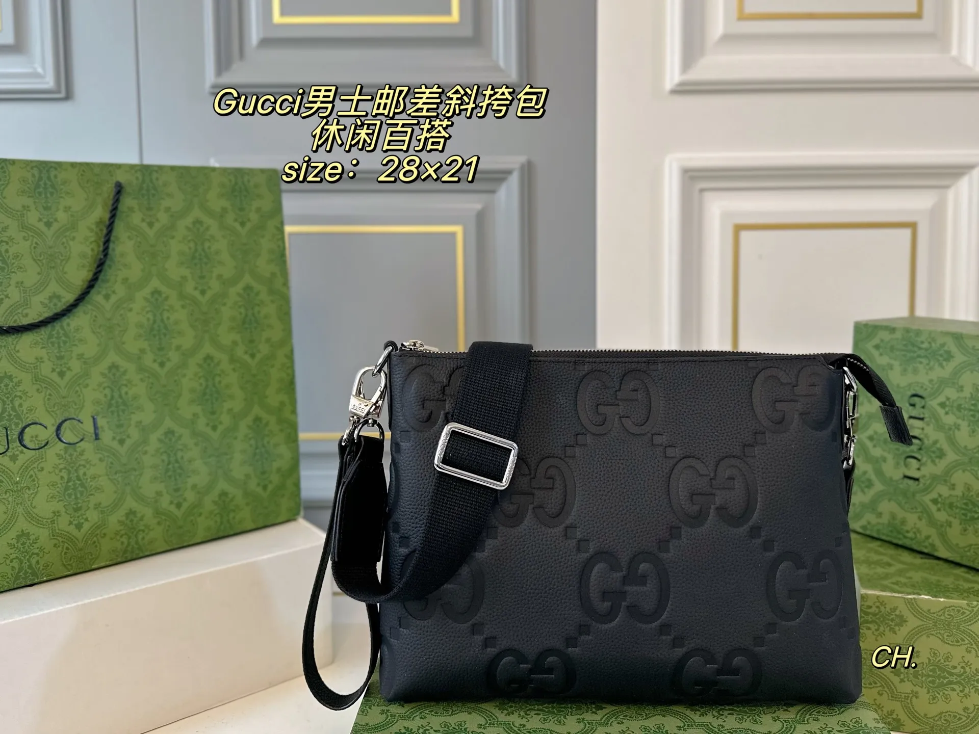 P125(配盒) size:28×21 GUCCI 古驰压花男士邮差包斜挎包💕 方方正正的包型很好搭衣服! 包身特别轻,撞包率极低, 肩带🉑️调节,空间超大~ 出门超方便,男女生都可驾驭❗️