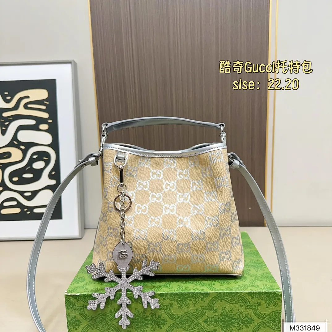 💰165 酷奇 gucci|冬日限定 包包❄️❄️ ❄️银白色➕燕麦色 直接变身 冬日精灵🧚 ❄️限定款发财桶 古灵精怪 温柔可爱 ❄️限定款小托特 可腋下 可斜挎 ❄️链条包|腋下包|零钱包👛 氛围感满满 尺寸22.20
