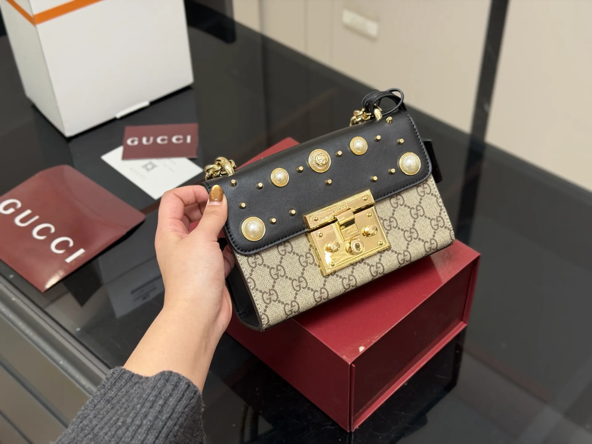 &yen;170 配折叠盒飞机盒 size：20.13cm 【古奇padlock】 这款已经卖了几千个了 明星产品 ‼️ 最近质量又升级了 重拍下给你们看 👀 高定版的G Padlock ✔️