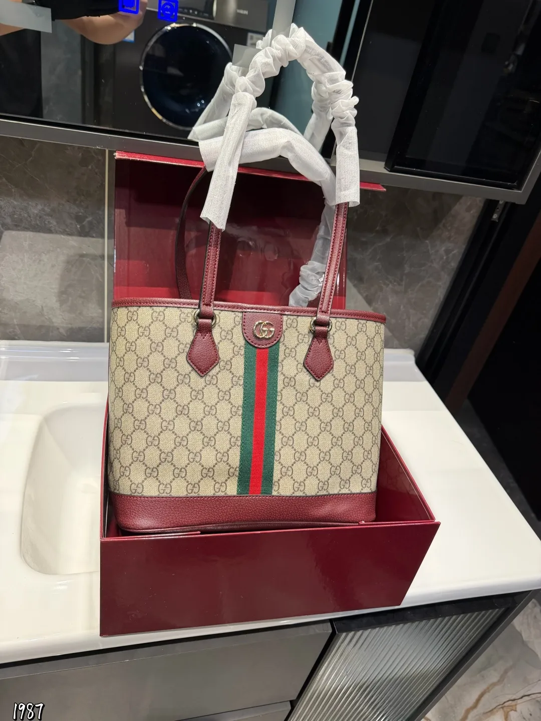 ❤️牛皮版本p175❤️ Gucci Ophidia 老花托特包Gucci Ophidia系列老花托特包,采用乌木色GGSupreme帆布+棕色皮革饰边,经典红绿织带超有辨识度容量大,通勤、旅行、妈咪包都OK!内部空间宽敞,能装下电脑和文件,实用又时髦。复古设计+耐用材质,百搭不挑人,是Gucci经典热门款,日常出街超加分尺寸25 20cm