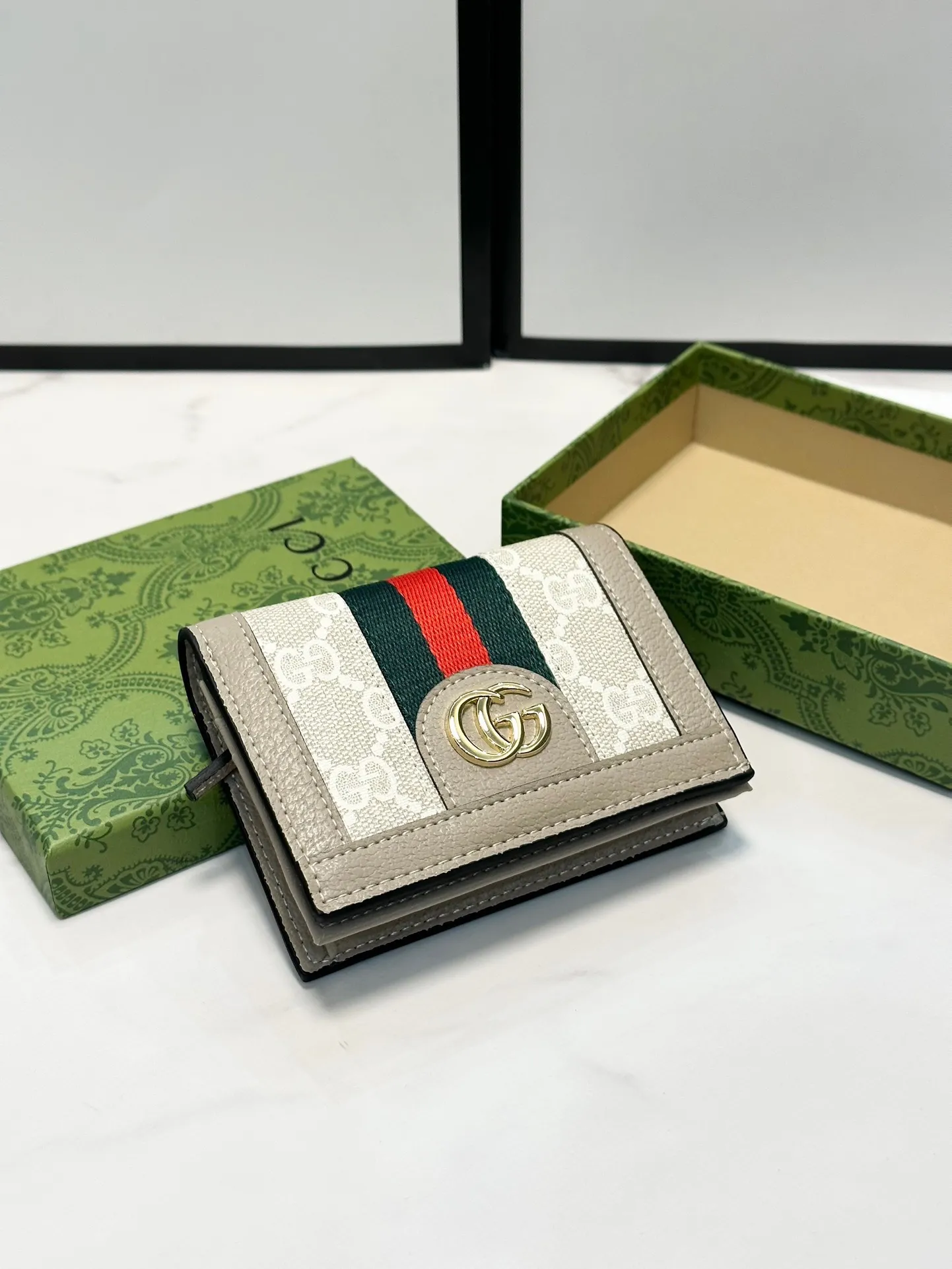 P90🎀GUCCl 🎀颜色 灰🎀尺寸 11*9*3 🎀Gucci 专柜最新款出货!采用里外头层小牛皮 ,做工精致,超多卡位,超薄款设计,携带方便!