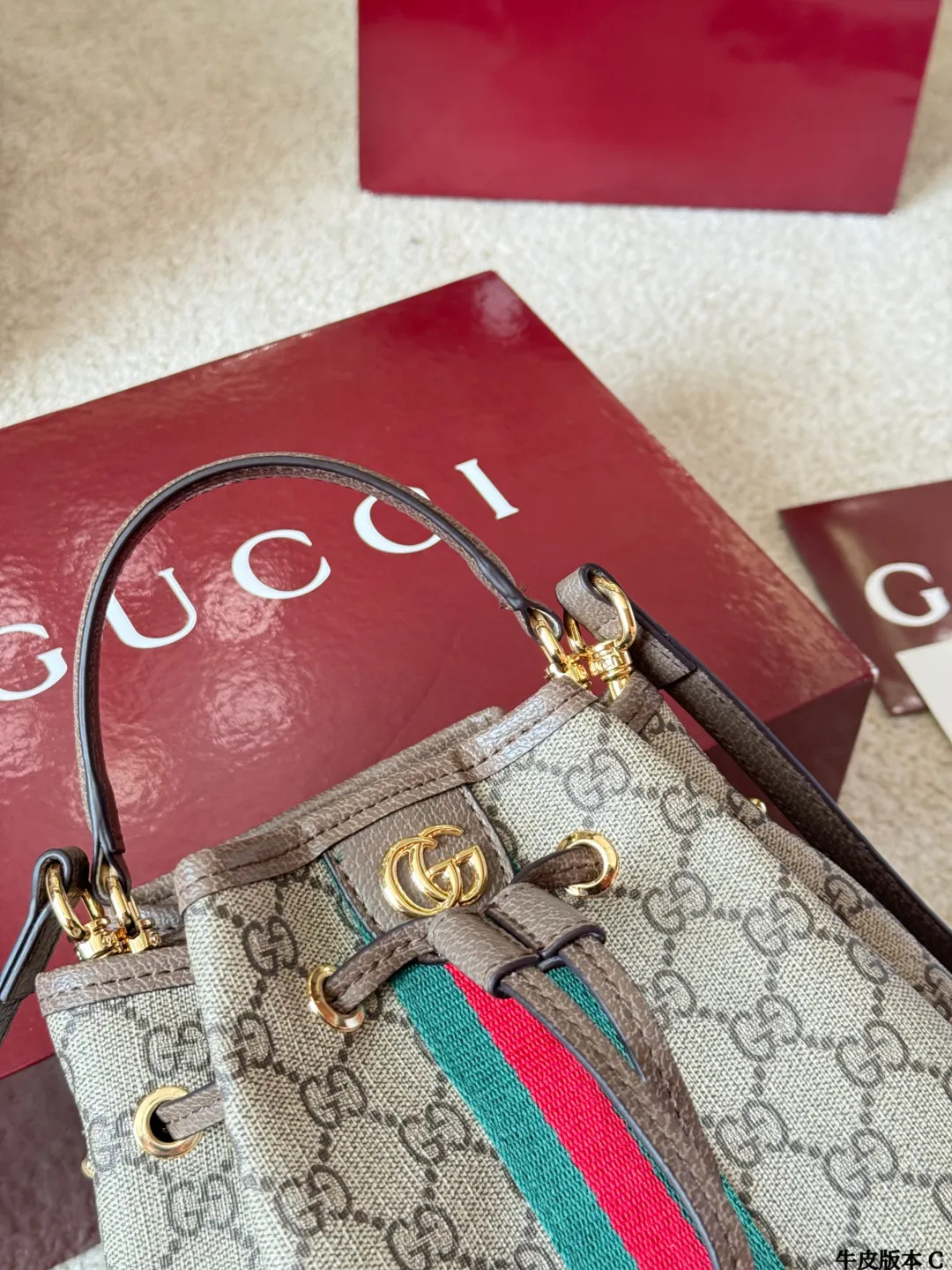 牛皮版本 p165 Gucci Ophidia 老花水桶包 Gucci Ophidia系列老花水桶包，采用米色/乌木色GGSupreme涂层帆布，搭配棕色皮革滚边和黄铜金属配件，复古又时髦！正面双G金属Logo+红绿织带，品牌辨识度超高。尺寸约20x22&times;14cm，抽绳开合，内部有开放式口袋和手机袋，日常通勤、休闲出行都很实用。肩带可调节，手拎、单肩、斜挎、双肩多种背法，百搭灵活，是Gucci经典热门款！