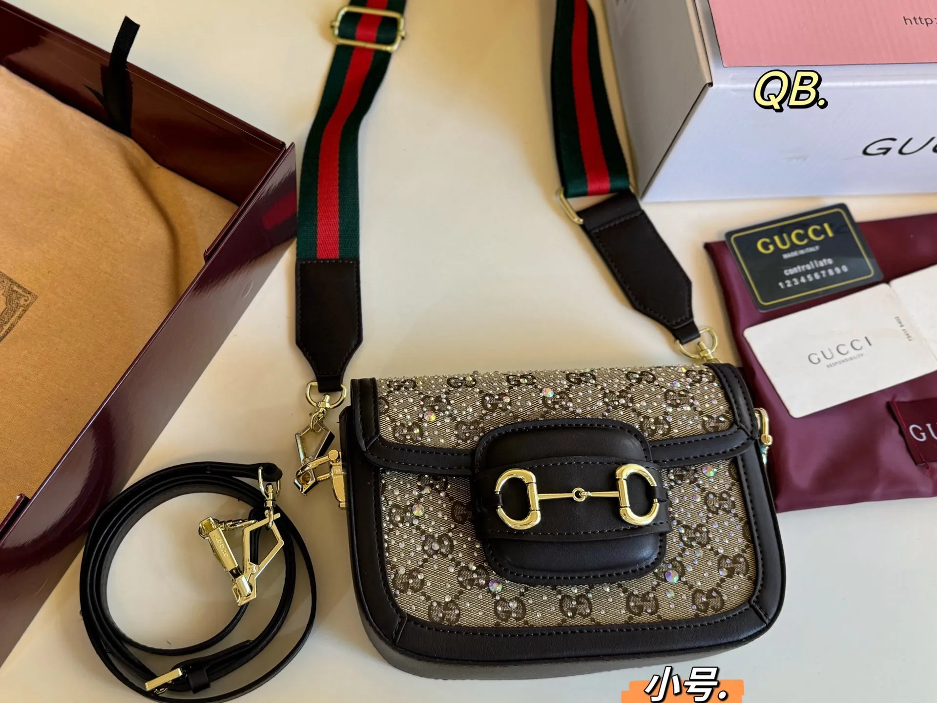 P135小号（折叠盒） size：20&times;14 Gucci 古驰新款1955水钻马鞍包💕 经典马衔扣金属logo， 复古气息十足✅ 质感超👍，肩带🉑️自由调节～ 优雅经典，超级百搭款！