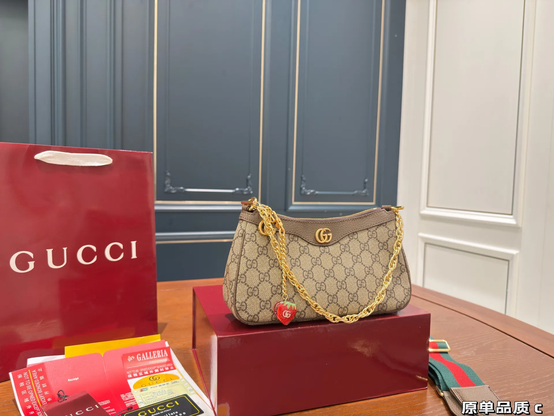 （飞机盒折叠盒⚠️）p155 Gucci新品腋下包/斜挎包/麻将包 又上新啦啦啦真的是永远跟不上新款的脚步永远有买不完的新包~没办法，腋下包是趋势~个人觉得这款包本身就挺Vintage款的，买一个搭搭，过些年后回头看这款也不会过时！尺寸：21cm