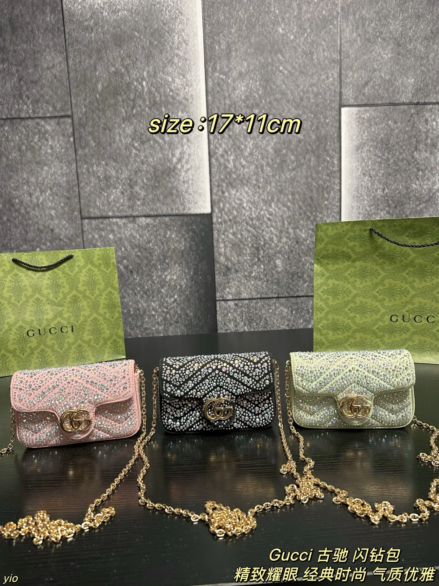 P155配盒 Gucci 古驰 闪钻包 品牌标志性GG Marmont系列匠心融蕴经典双G元素和银色调切面链带,缔就时尚手袋设计。这款肩背包甄选灰色调牛巴革打造,精心缀饰水晶,一展优雅格调。灰色饰水晶绗缝V型牛巴革,银色调配件,黑色粘胶纤维衬里,限定款的稀缺感+经典马蒙的耐看度,是衣橱里的