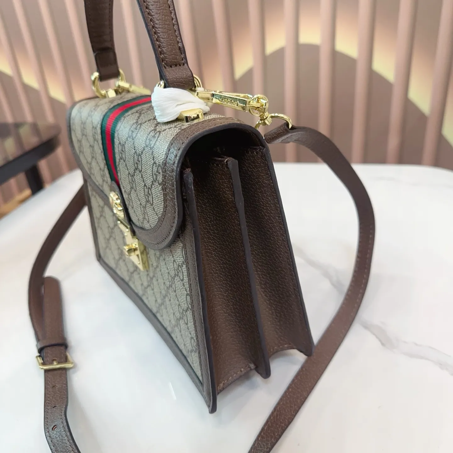 p135 折叠礼盒 Gucci Ophidia系列 新款 老花手提邮差 耐看 复古 不易过时 配原版乌木色牛皮~这个款复古韵味特别浓,对版五金原版碎花内里!上身效果也超赞,主要以精致特别的五金来提升整体质感。尺寸25cm qy