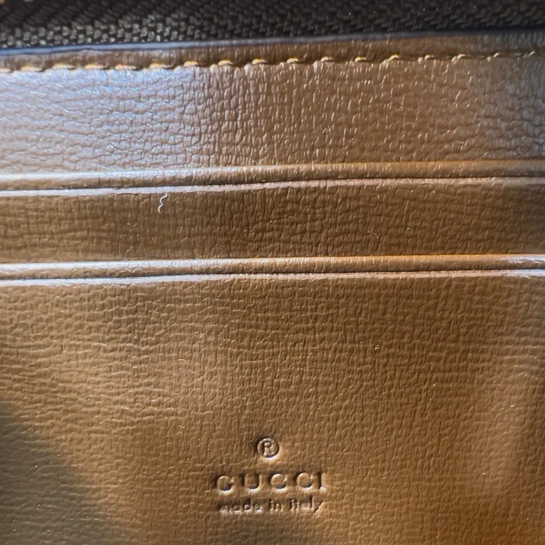 P80🎀GUCCl 195501🎀颜色 白色🎀尺寸: 11.5*8.5*3🎀全新推出这款由GG Supreme高级人造帆布和棕色皮革材质制成的Gucci 1955马衔扣卡包。该系列采用与手袋一脉相承的双环和长条形设计,这一细节灵感借鉴自品牌的马术本源,是Gucci经典传承之一,也是品牌最具代表性的符号元素之一