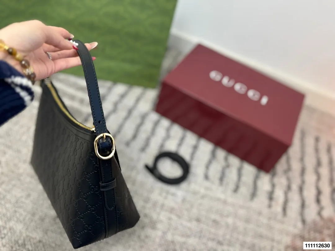 p180 配礼盒 酷奇腋下包GUCCI古驰.新款Gucci古驰月牙包新款Gucci吉驰月牙包上新啦!古驰的月牙包一整个美住 尺寸30.18