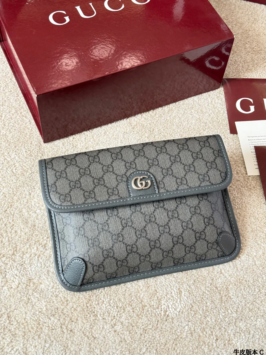 牛皮版本 p135 Gucci Ophidia 腰包 Gucci Ophidia系列腰包，采用GG Supreme涂层帆布+皮革饰边，双G金属扣超有辨识度。容量适中，手机钱包都能装，日常通勤或休闲出街都很OK！灰色低调百搭，男女都能轻松驾驭，腰包/斜挎多种背法，解放双手超方便～Ophidia系列经典老花+现代设计，时尚实用两不误，是Gucci热门单品之一！ 尺寸24x16cm