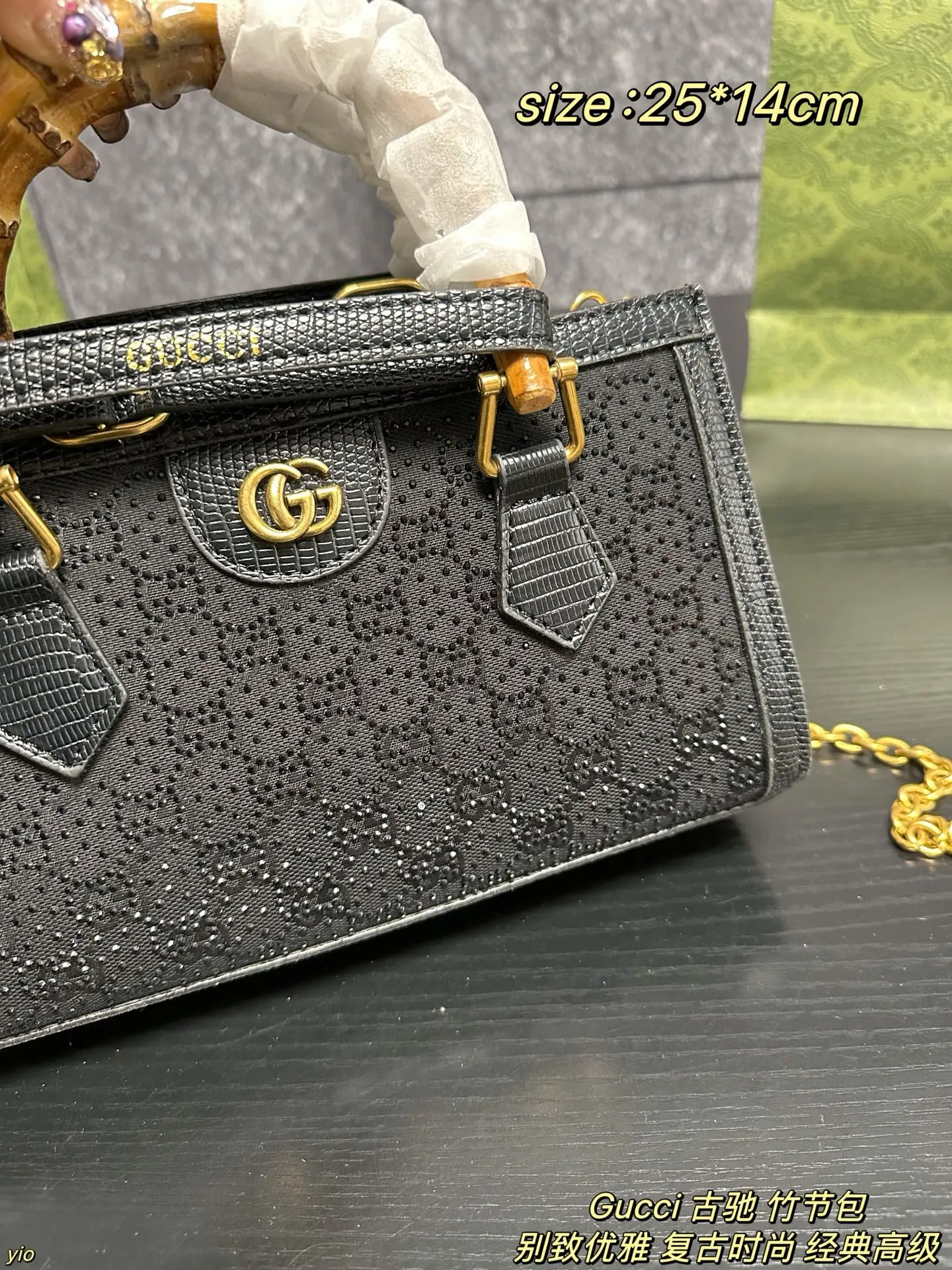 P160配盒 Gucci 古驰 竹节包 Gucci古驰Diana满钻竹节托特包💕自带亮闪闪效果的托特包👜简洁的翻盖设计,复古又经典的竹节手提把,设计感直接拉🈵️颜值、辨识度和实用性兼具,这个款复古韵味特别浓,上身效果也超赞,主要以精致特别的五金来提升整体质感 尺寸:25*14cm