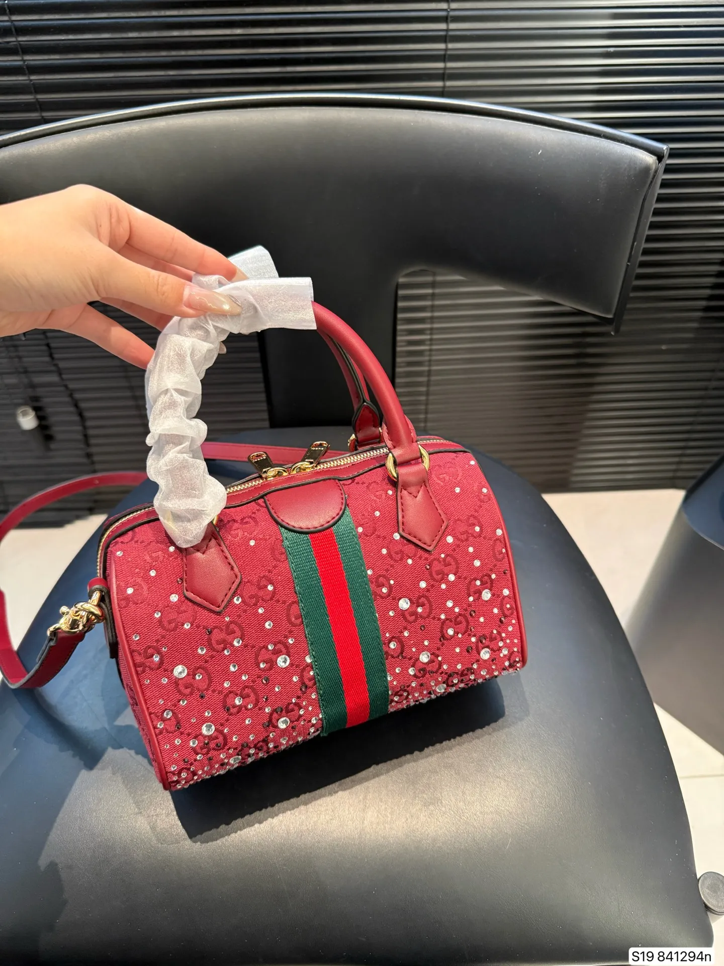 P145 Gucci圣诞限定系列🎄水晶波士顿 🎄圣诞氛围直接拉满！红丝绒+满钻的Gucci波士顿包也太会了吧✨ [爱心R]酒红色缎面缀满碎钻，灯光下直接在发光💫 红绿条纹撞色是经典圣诞配色，手提带的皮质又很有质感！ 配深色大衣就是贵气大小姐本人，容量也够装下补妆包+手机，节日出街又美又实用～ 尺寸21 14 货号841294