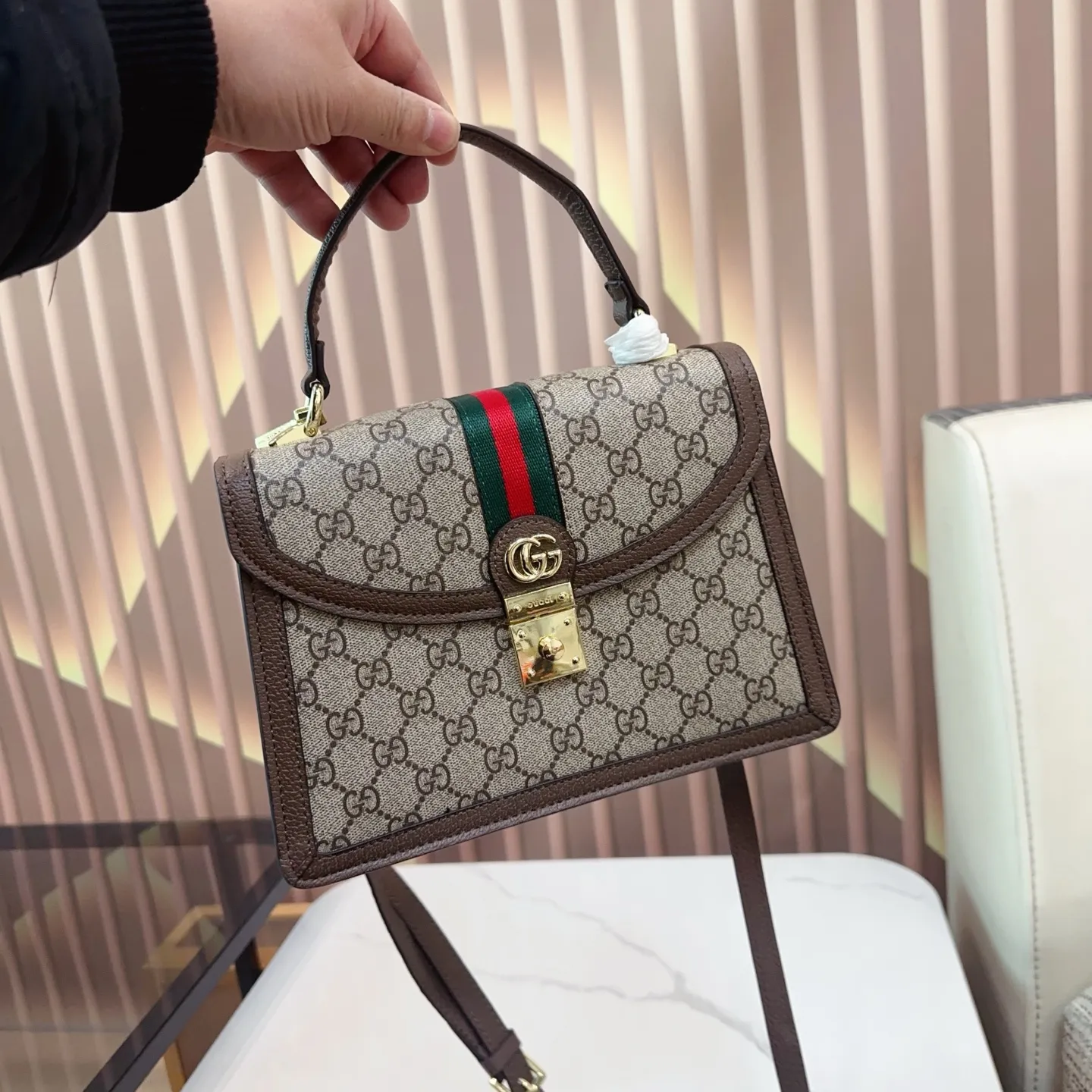 p135 折叠礼盒 Gucci Ophidia系列 新款 老花手提邮差 耐看 复古 不易过时 配原版乌木色牛皮~这个款复古韵味特别浓,对版五金原版碎花内里!上身效果也超赞,主要以精致特别的五金来提升整体质感。尺寸25cm qy