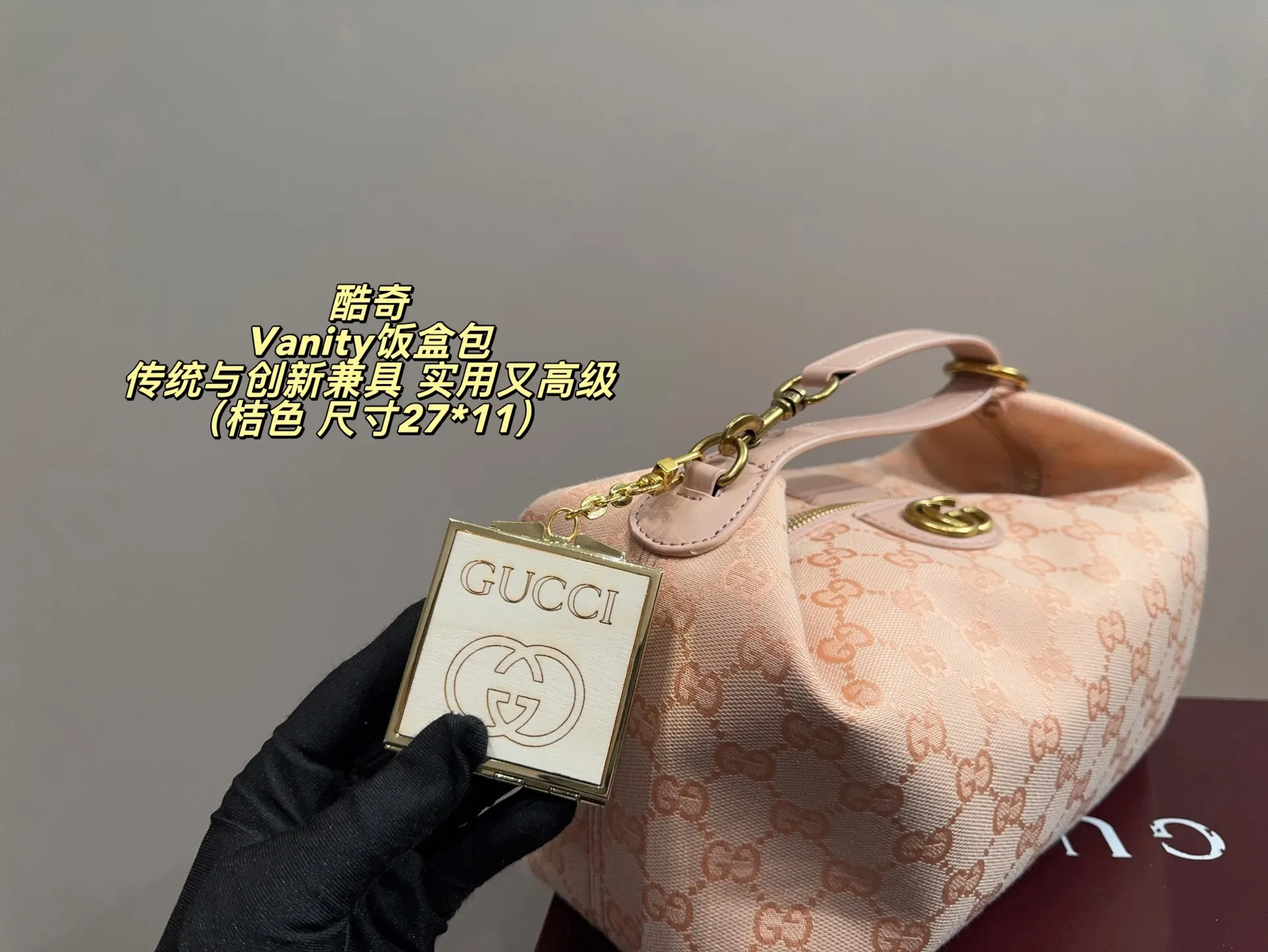 P165配盒配挂件⚠️尺寸27*11 Gucci 酷奇Vanity饭盒包 经典米色乌木GG Supreme帆布＋红绿Web织带，复古感满满！灵感来自品牌档案，独特&ldquo;饭盒包&rdquo;造型，棕色皮革滚边＋可调节肩带，手提、单肩、斜挎都OK 。日常通勤、休闲出街都能轻松装下随身物品，实用又时髦，是秋冬穿搭的点睛之选！