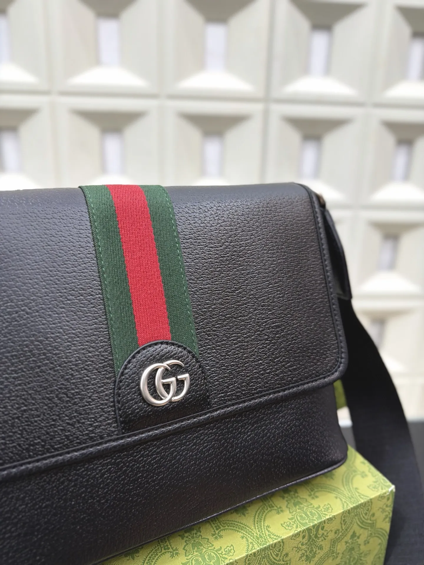 P210 Gucci 古奇 GG Ophidia 邮差包 翻盖单肩包 经典百搭 实物拍摄 原厂原版面料 配送防尘袋礼盒 28 x 20 cm。