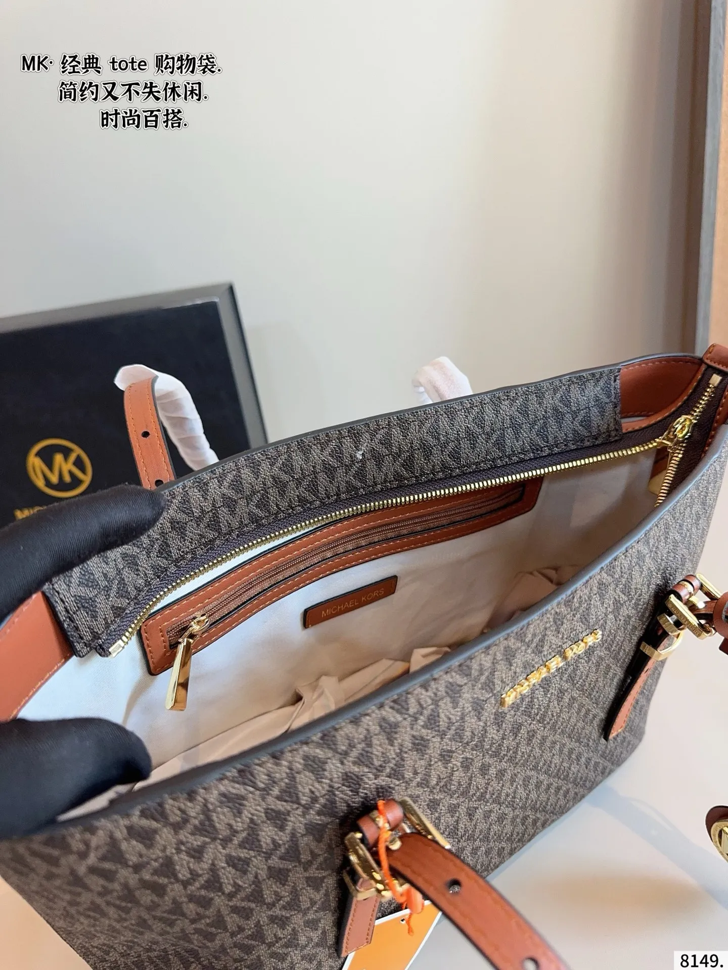 p180 MK Emilia斜挎手提托特包新款 新鲜出炉啦‼️简直是美到人心啦 原版五金logo 首选进口皮料 质感超赞😍😍所谓人人必备一款 这个款式必须自留 经典版型➕全新面料 真的是让人眼前一亮 喜欢的美妞抓紧啦 实物简直太美 尺寸 :31*8*23cm
