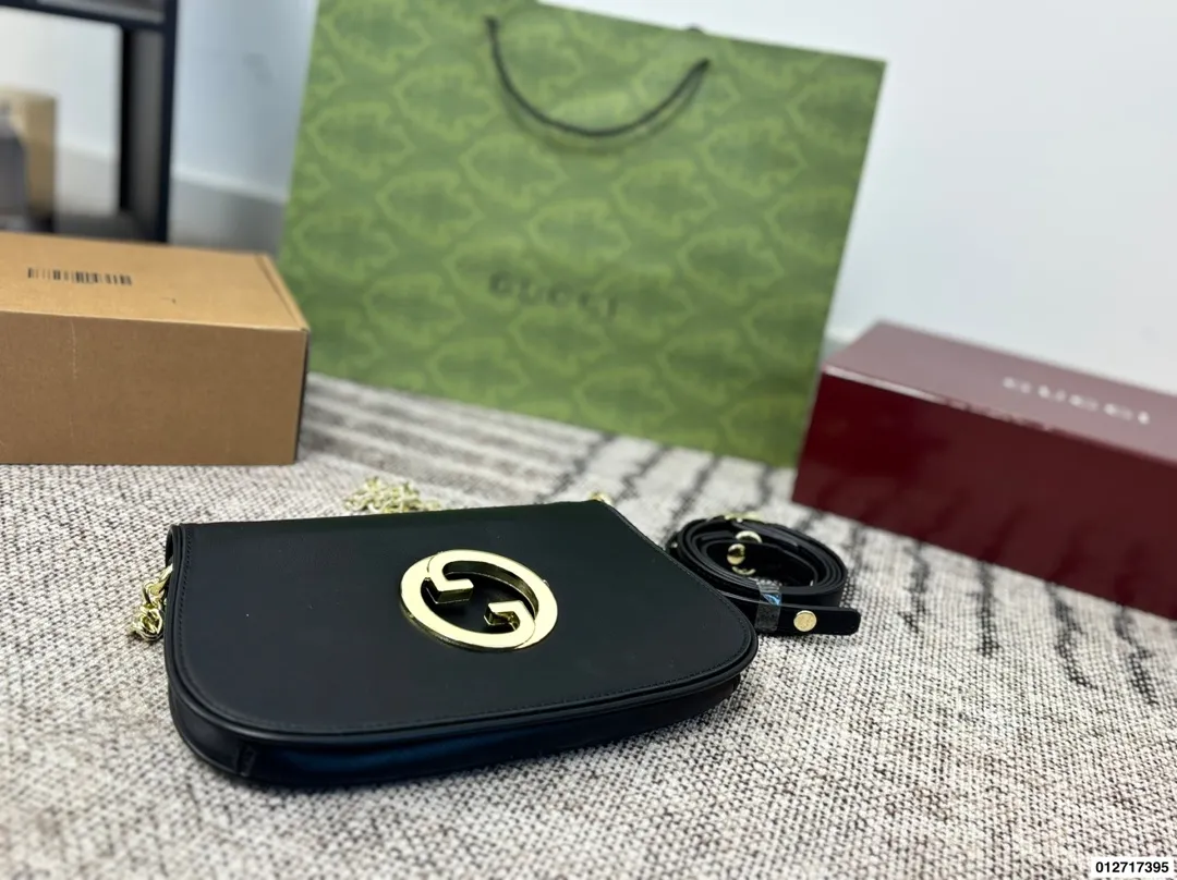 p155 礼盒包装🎁 Gucci 绝对的大爆款Blondie 金属镂空logo 搭配翻盖包身设计 经典且复古 绝不能错过尺寸:28.18