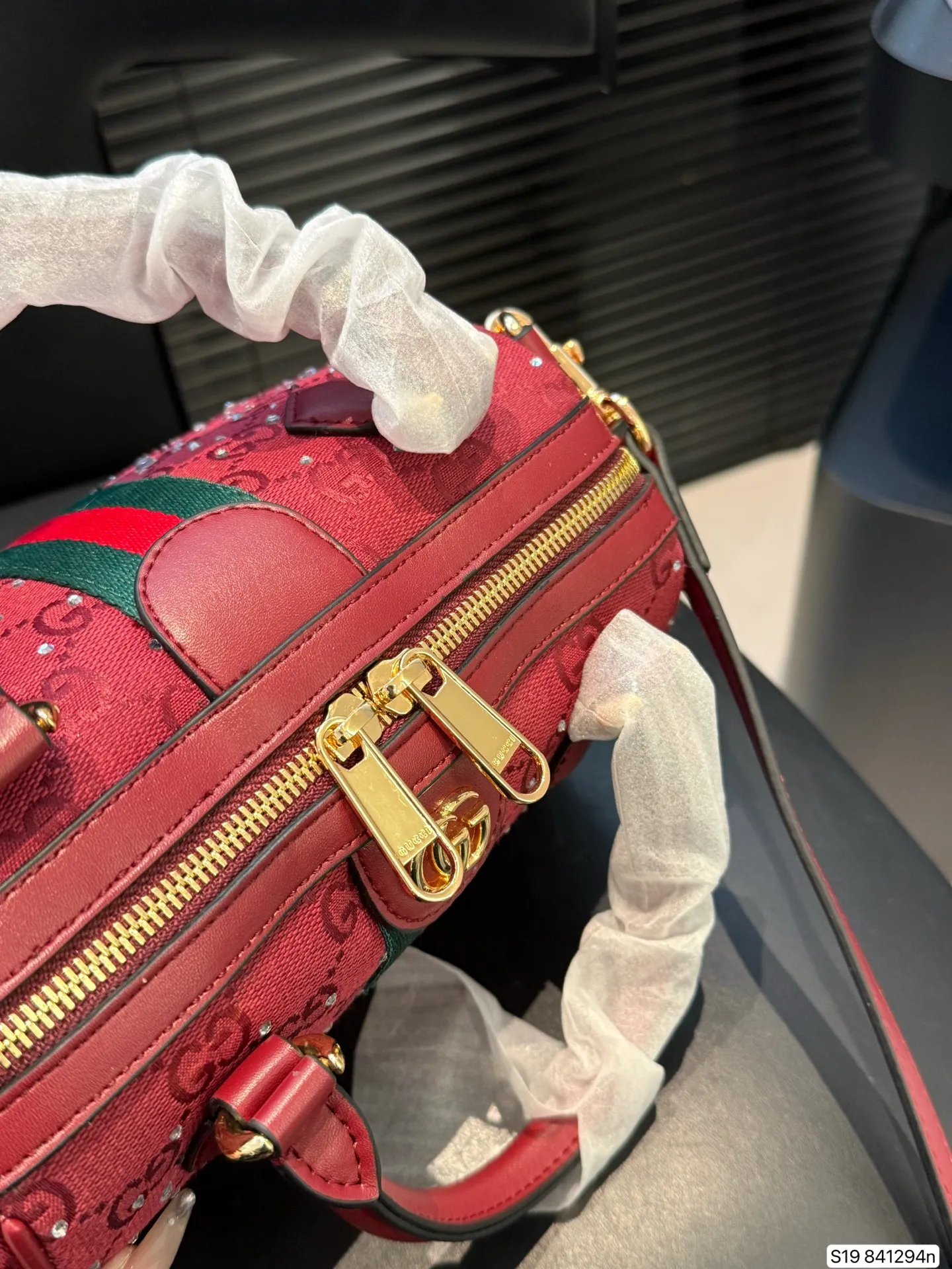 P145 Gucci圣诞限定系列🎄水晶波士顿 🎄圣诞氛围直接拉满！红丝绒+满钻的Gucci波士顿包也太会了吧✨ [爱心R]酒红色缎面缀满碎钻，灯光下直接在发光💫 红绿条纹撞色是经典圣诞配色，手提带的皮质又很有质感！ 配深色大衣就是贵气大小姐本人，容量也够装下补妆包+手机，节日出街又美又实用～ 尺寸21 14 货号841294