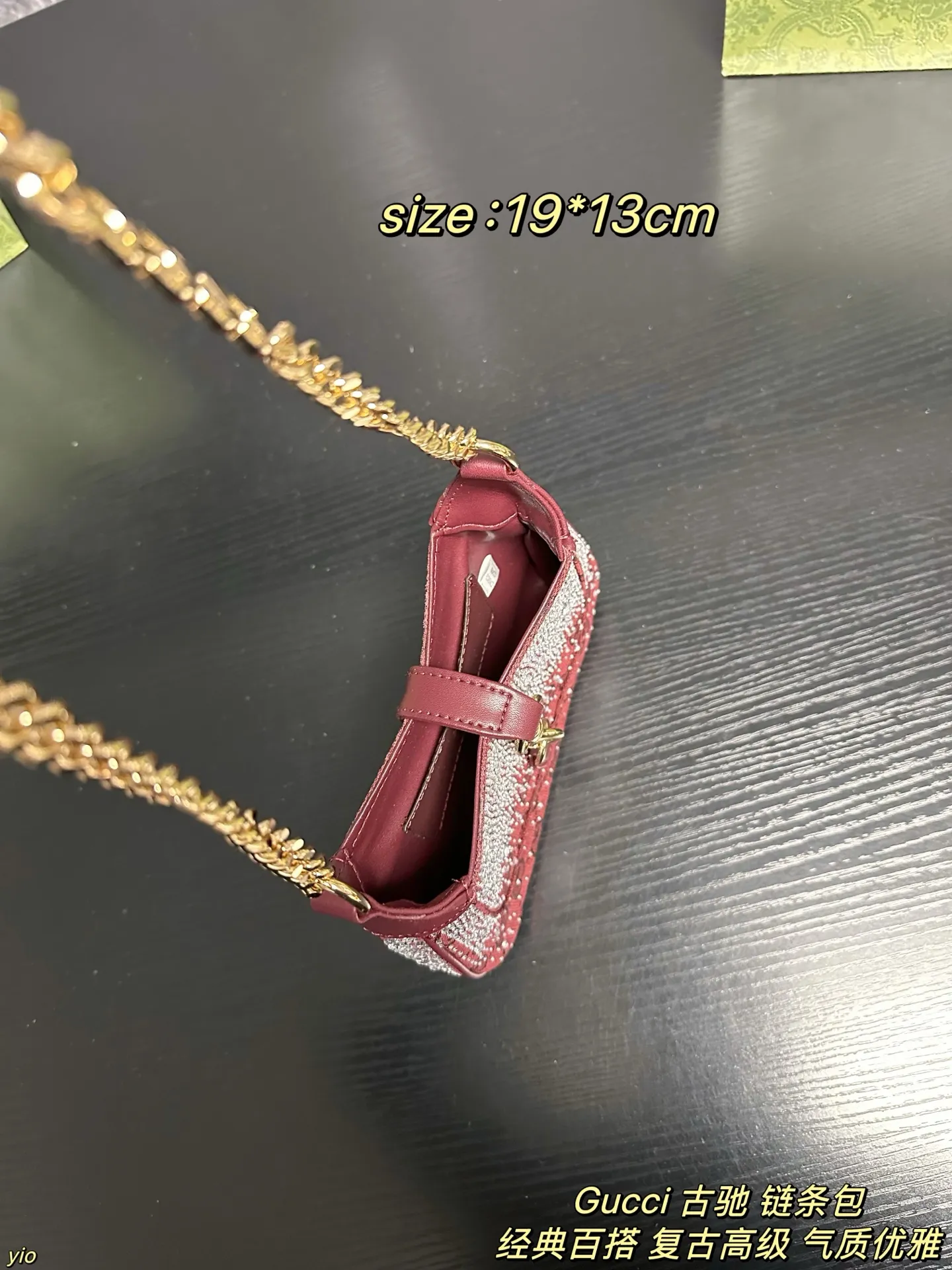 P145配盒 Gucci 古驰 链条包 红色满钻Jackie~爱不够的甜奢风，奢华梦幻的气息简直要扑面而来啦~包身布满闪耀的钻石 不同的光线下都能闪烁着迷人的光芒哇，这种柔美的红色调很容易就能增添一抹甜美精致的魅力 简直是晚宴绝配！ 尺寸：19*13cm