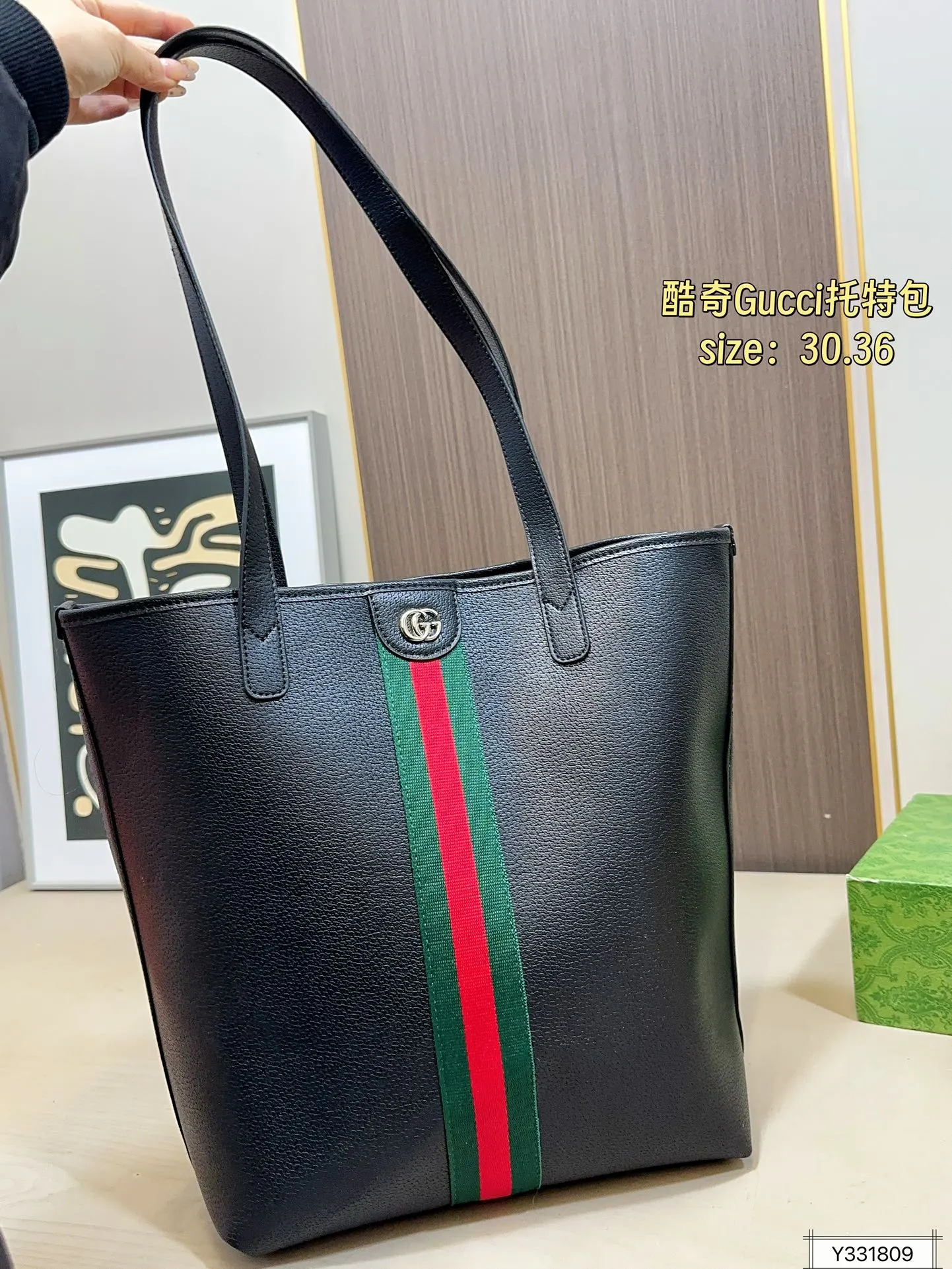 💰125 尺寸30×36 酷奇托特包Gucci 秀款首发Gucci Giglio系列女包,将佛罗伦萨的城徽融入设计,从Gucci百年档案馆珍藏的经典元素与传承技艺中汲取灵感,完美诠释古驰对优雅与创新的永恒追求~