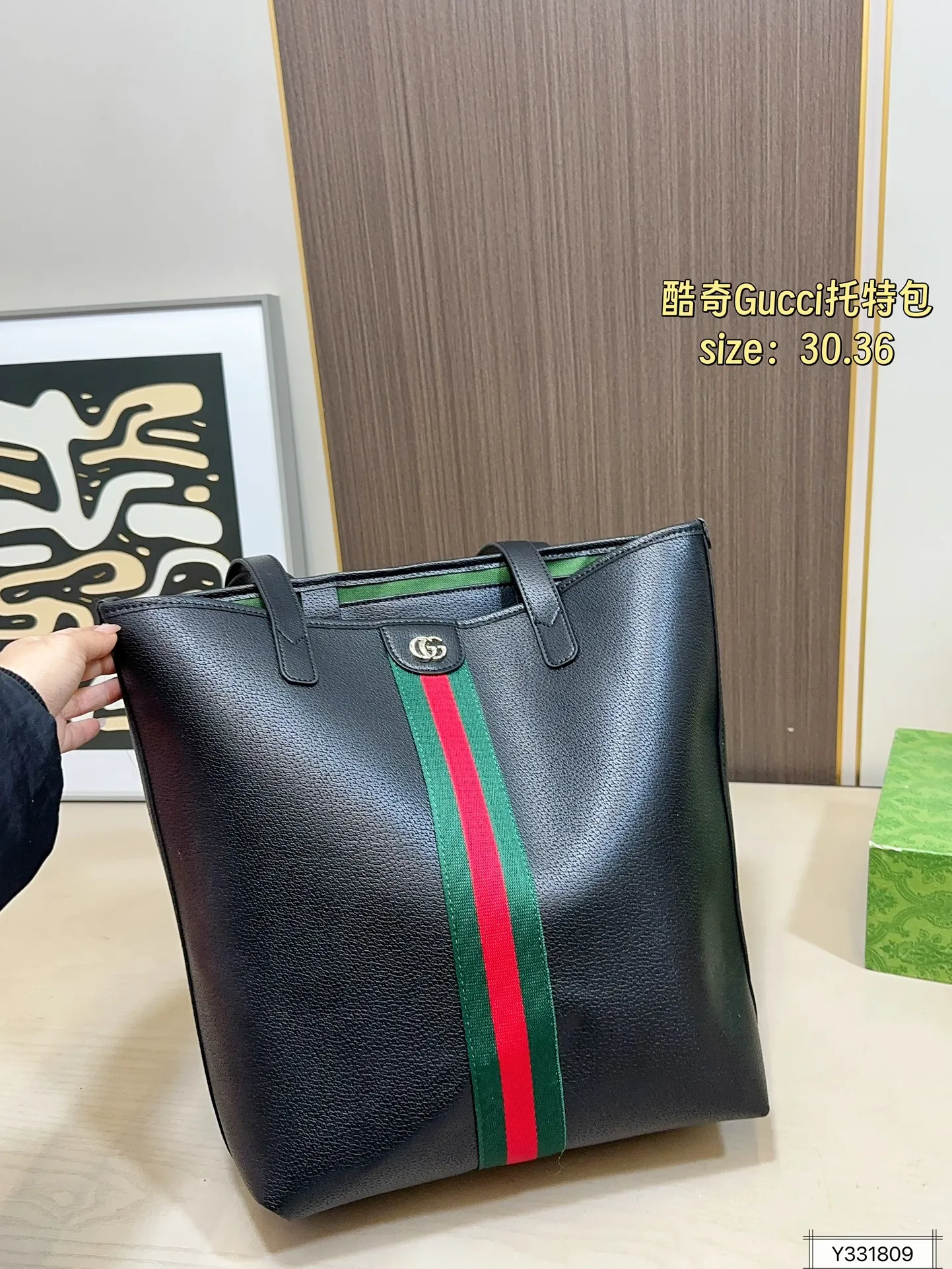 💰125 尺寸30&times;36 酷奇托特包Gucci 秀款首发Gucci Giglio系列女包，将佛罗伦萨的城徽融入设计，从Gucci百年档案馆珍藏的经典元素与传承技艺中汲取灵感，完美诠释古驰对优雅与创新的永恒追求~