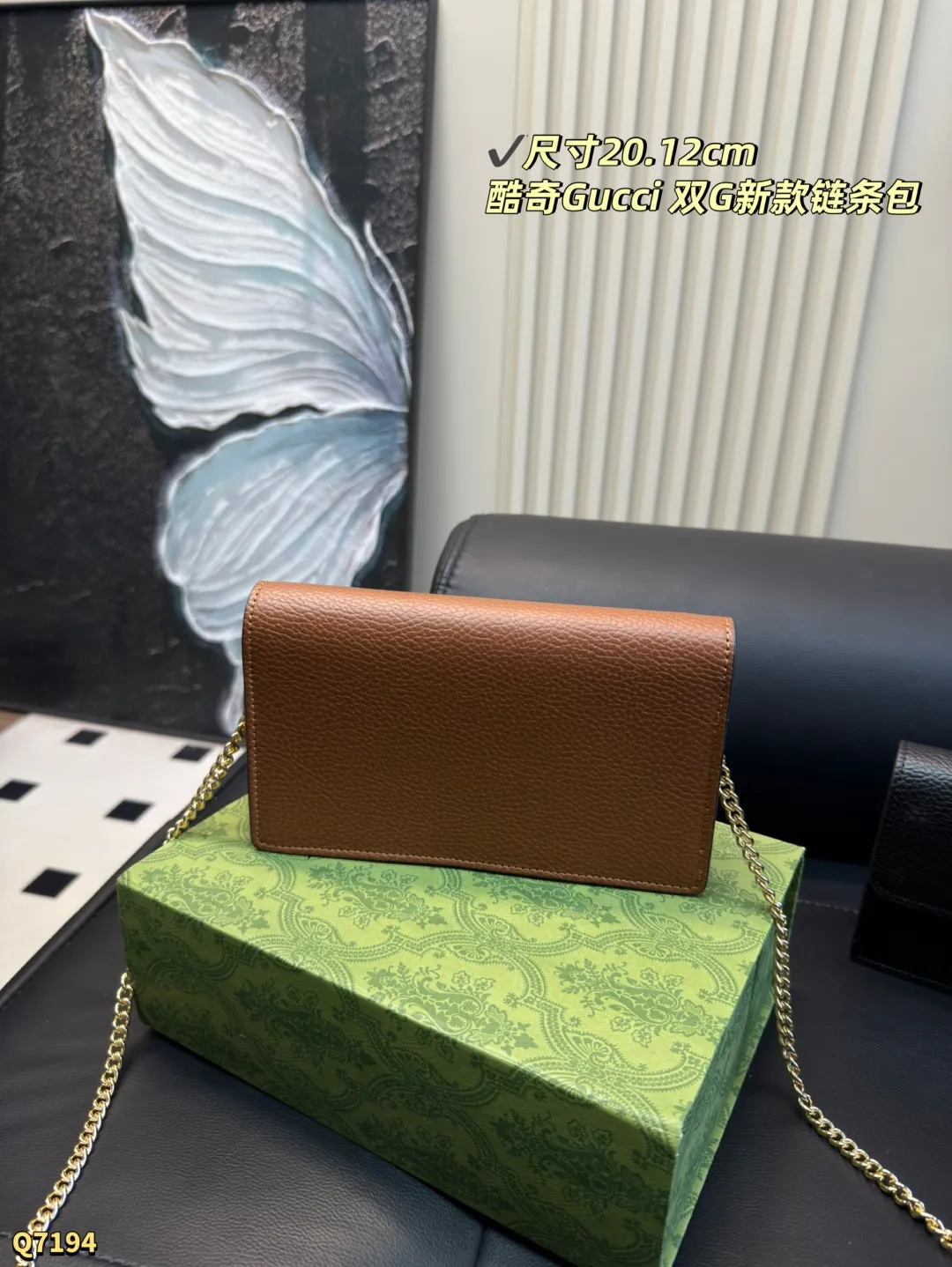 💰135 配盒 尺寸:20.12 Gucci双G logo 邮差包信封包woc 单肩链条包 Gucci链条包可以随意搭配,包型更是完美,流行古银色五金配件,精致面料设计,明星追爱品牌,网红热捧单品哦,搭配什么都好看,简直爱了❤️大小刚刚好 手机口红都可以放哦、性价比超高~