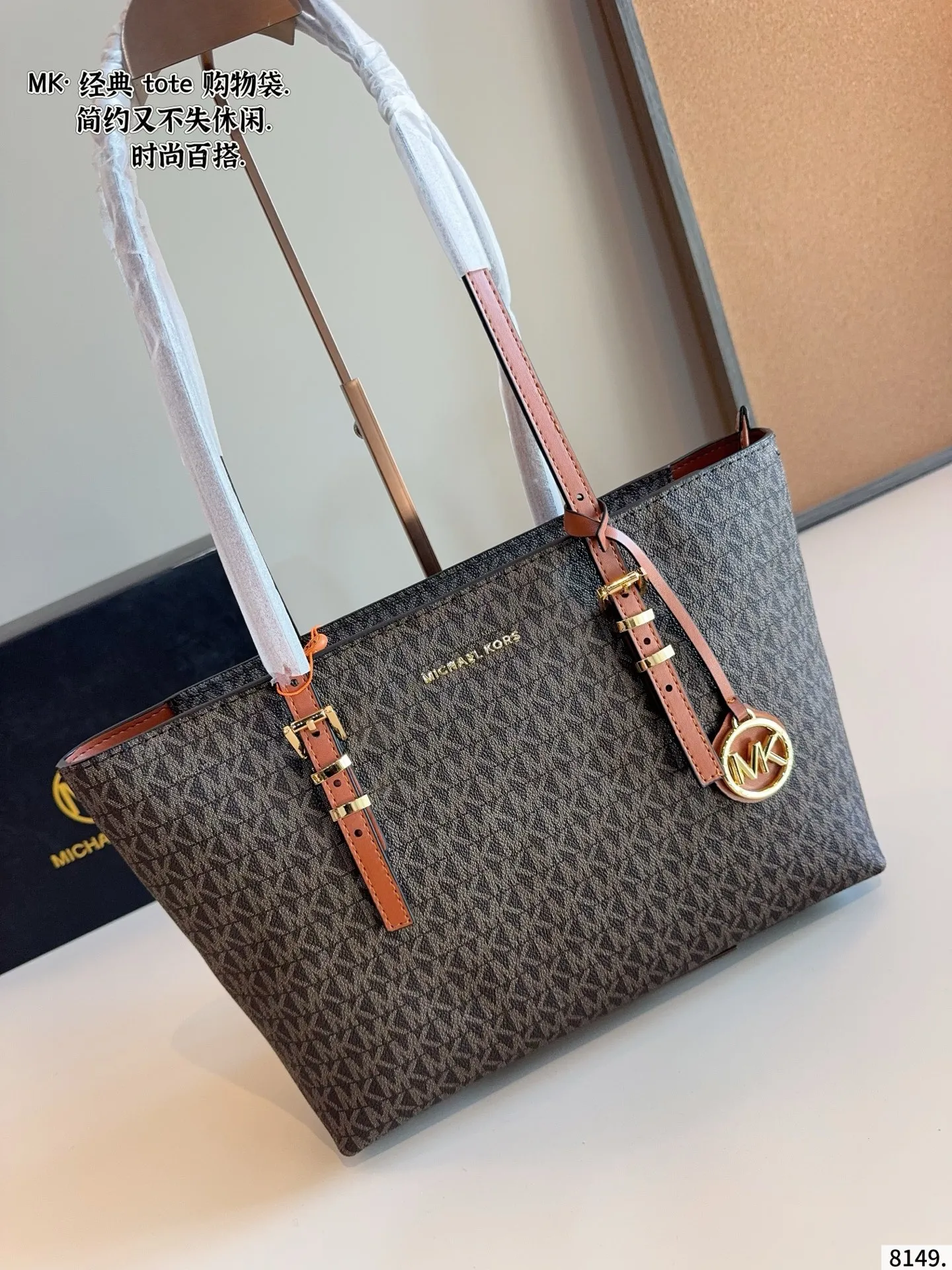 p180 MK Emilia斜挎手提托特包新款 新鲜出炉啦‼️简直是美到人心啦 原版五金logo 首选进口皮料 质感超赞😍😍所谓人人必备一款 这个款式必须自留 经典版型➕全新面料 真的是让人眼前一亮 喜欢的美妞抓紧啦 实物简直太美 尺寸 :31*8*23cm