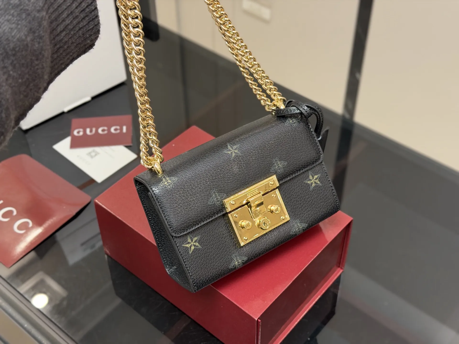 &yen;155 配折叠盒飞机盒 size：20.13cm 【古奇padlock】 这款已经卖了几千个了 明星产品 ‼️ 最近质量又升级了 重拍下给你们看 👀 高定版的G Padlock ✔️