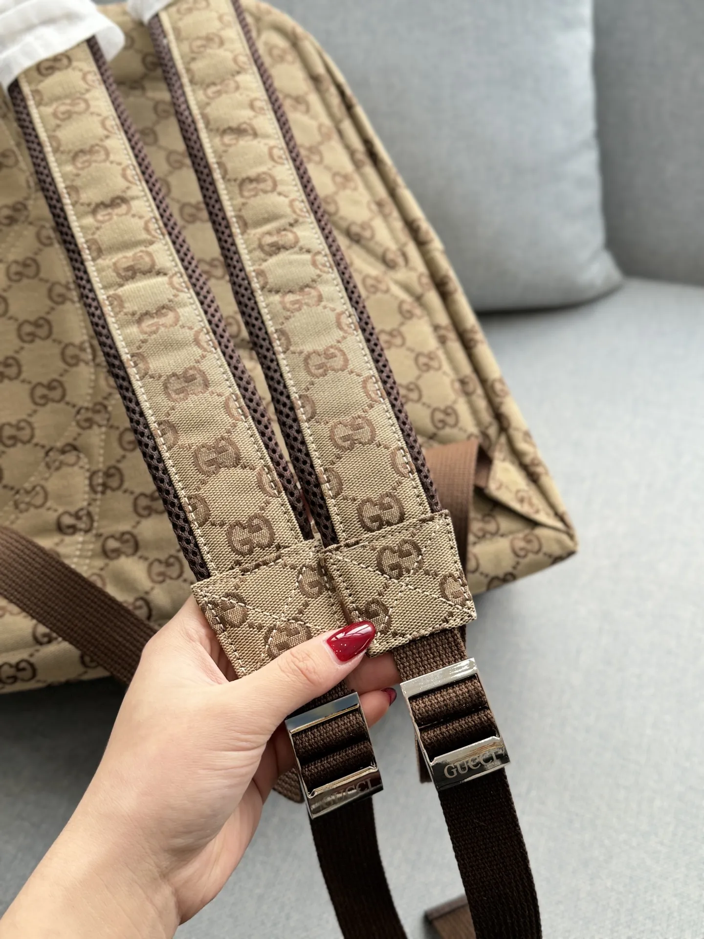 牛皮💰260 size：36&times;40 GUCCI古驰 帆布 双肩包 芯片版本 男生的轻松出行双肩包🎒 春天来了，怎么能少了一场说走就走的旅行呢？这次我选择了古驰的双肩包，不仅容量大，装得下你的出游好物，设计还超有质感，经典的双G logo低调又高级，背上它瞬间提升整体穿搭level！👌