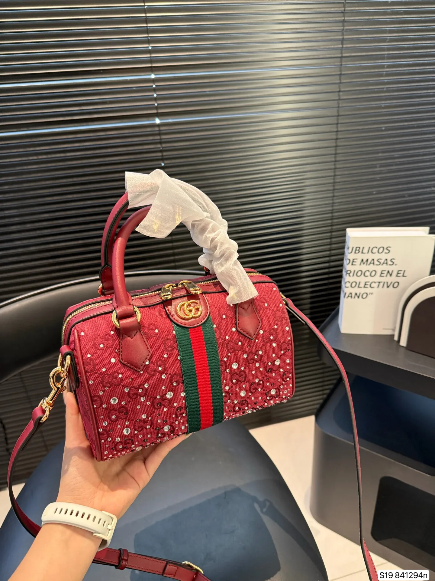 P145 Gucci圣诞限定系列🎄水晶波士顿 🎄圣诞氛围直接拉满！红丝绒+满钻的Gucci波士顿包也太会了吧✨ [爱心R]酒红色缎面缀满碎钻，灯光下直接在发光💫 红绿条纹撞色是经典圣诞配色，手提带的皮质又很有质感！ 配深色大衣就是贵气大小姐本人，容量也够装下补妆包+手机，节日出街又美又实用～ 尺寸21 14 货号841294