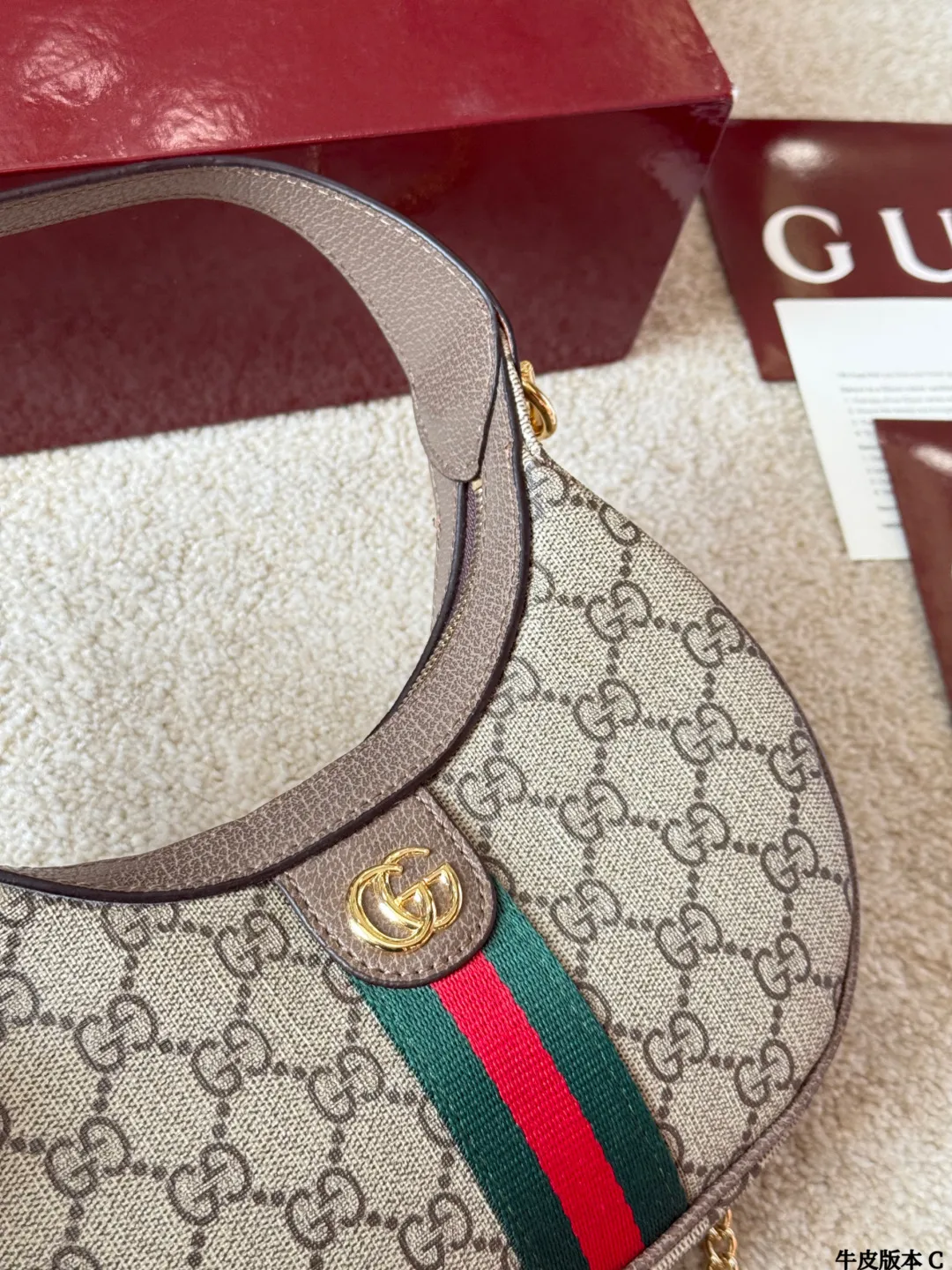 牛皮版本 p150 Gucci Ophidia 月牙包 Gucci Ophidia系列GG月牙包，经典米色乌木GGSupreme帆布+黑色皮革滚边，复古又时髦！正面黄铜双G 搭扣超有辦识度，尺寸约22&times;12.5x5cm，小巧精致，日常通勤、出街都很百搭。肩带可调节，手提、单肩、斜挎随心切换，内部空间能装手机、卡包等日常小物，实用又美观，是Gucci热门经典款！