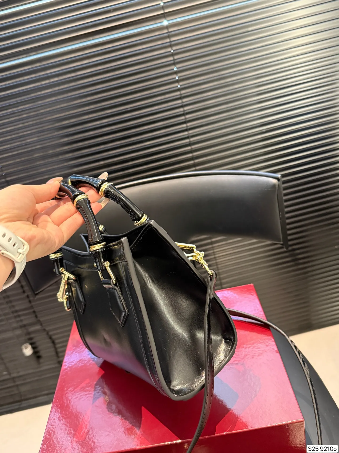 P175 配折叠盒子 酷奇 竹节手提Gucci Diana购物袋 最新系列,这个款复古韵味特别浓,对版五金 原版内里!上身效果也超赞,主要以精致特别的五金来提升整体质感。尺寸 19 16货号9210