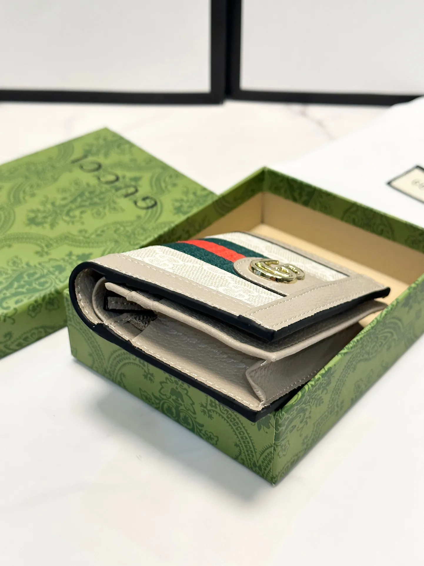 P90🎀GUCCl 🎀颜色 灰🎀尺寸 11*9*3 🎀Gucci 专柜最新款出货!采用里外头层小牛皮 ,做工精致,超多卡位,超薄款设计,携带方便!