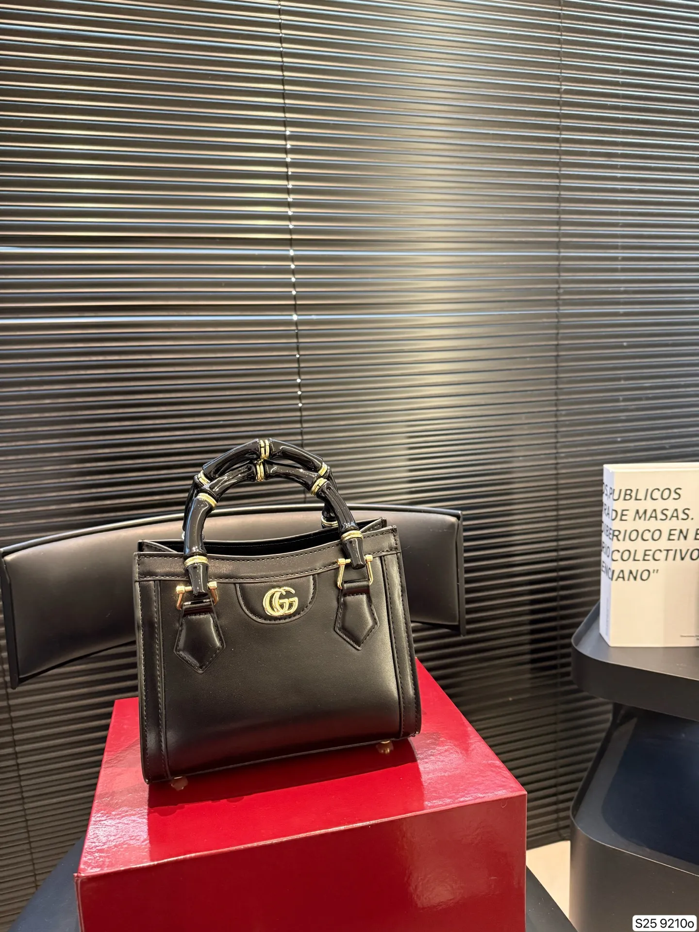 P175 配折叠盒子 酷奇 竹节手提Gucci Diana购物袋 最新系列,这个款复古韵味特别浓,对版五金 原版内里!上身效果也超赞,主要以精致特别的五金来提升整体质感。尺寸 19 16货号9210