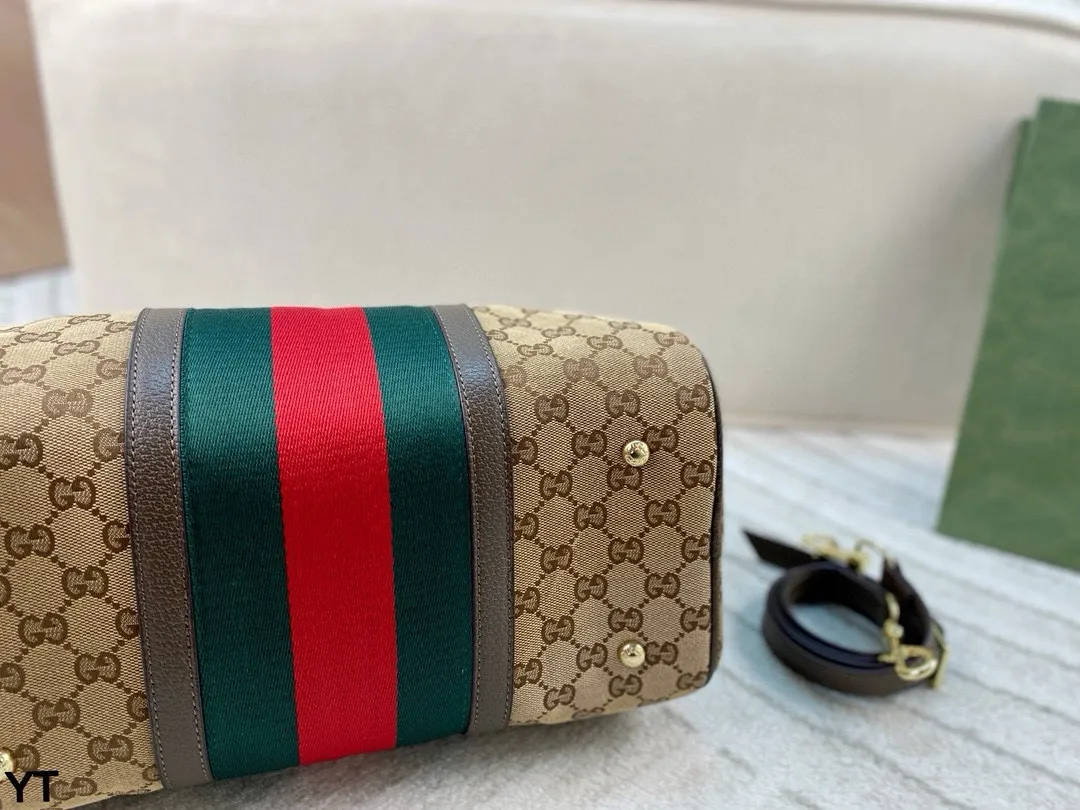 p120 无盒🎁 Gucci枕头包 双G老花帆布系列 手感柔软舒适 耐磨度极好 人手必备 适合手提肩背两用 实用大容量包包 非常轻 上身真的超级洋气!! 尺寸：31*20