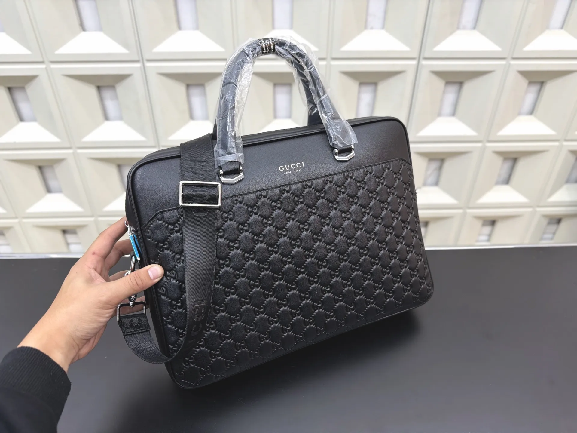 P165 Gucci 古奇 GG牛皮公文包 男包 电脑包 手提包 经典百搭 实物拍摄 原厂原版面料 高端品质 配送防尘袋 28 x 38 cm。