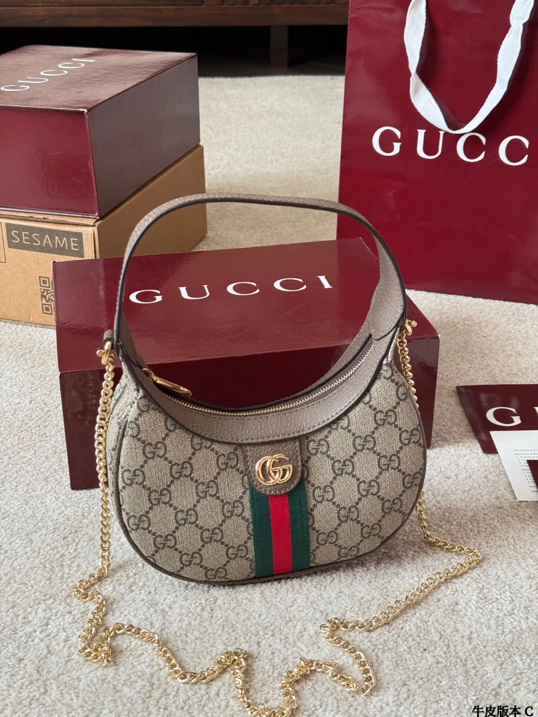 牛皮版本 p150 Gucci Ophidia 月牙包 Gucci Ophidia系列GG月牙包，经典米色乌木GGSupreme帆布+黑色皮革滚边，复古又时髦！正面黄铜双G 搭扣超有辦识度，尺寸约22&times;12.5x5cm，小巧精致，日常通勤、出街都很百搭。肩带可调节，手提、单肩、斜挎随心切换，内部空间能装手机、卡包等日常小物，实用又美观，是Gucci热门经典款！