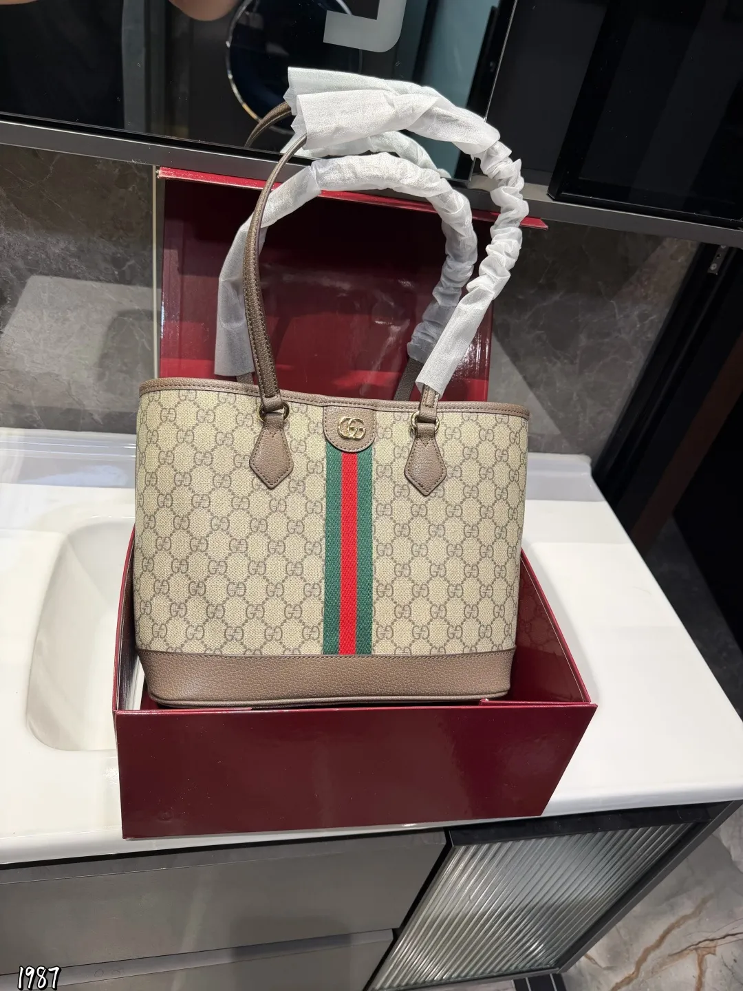 ❤️牛皮版本p175❤️ Gucci Ophidia 老花托特包Gucci Ophidia系列老花托特包,采用乌木色GGSupreme帆布+棕色皮革饰边,经典红绿织带超有辨识度容量大,通勤、旅行、妈咪包都OK!内部空间宽敞,能装下电脑和文件,实用又时髦。复古设计+耐用材质,百搭不挑人,是Gucci经典热门款,日常出街超加分尺寸25 20cm