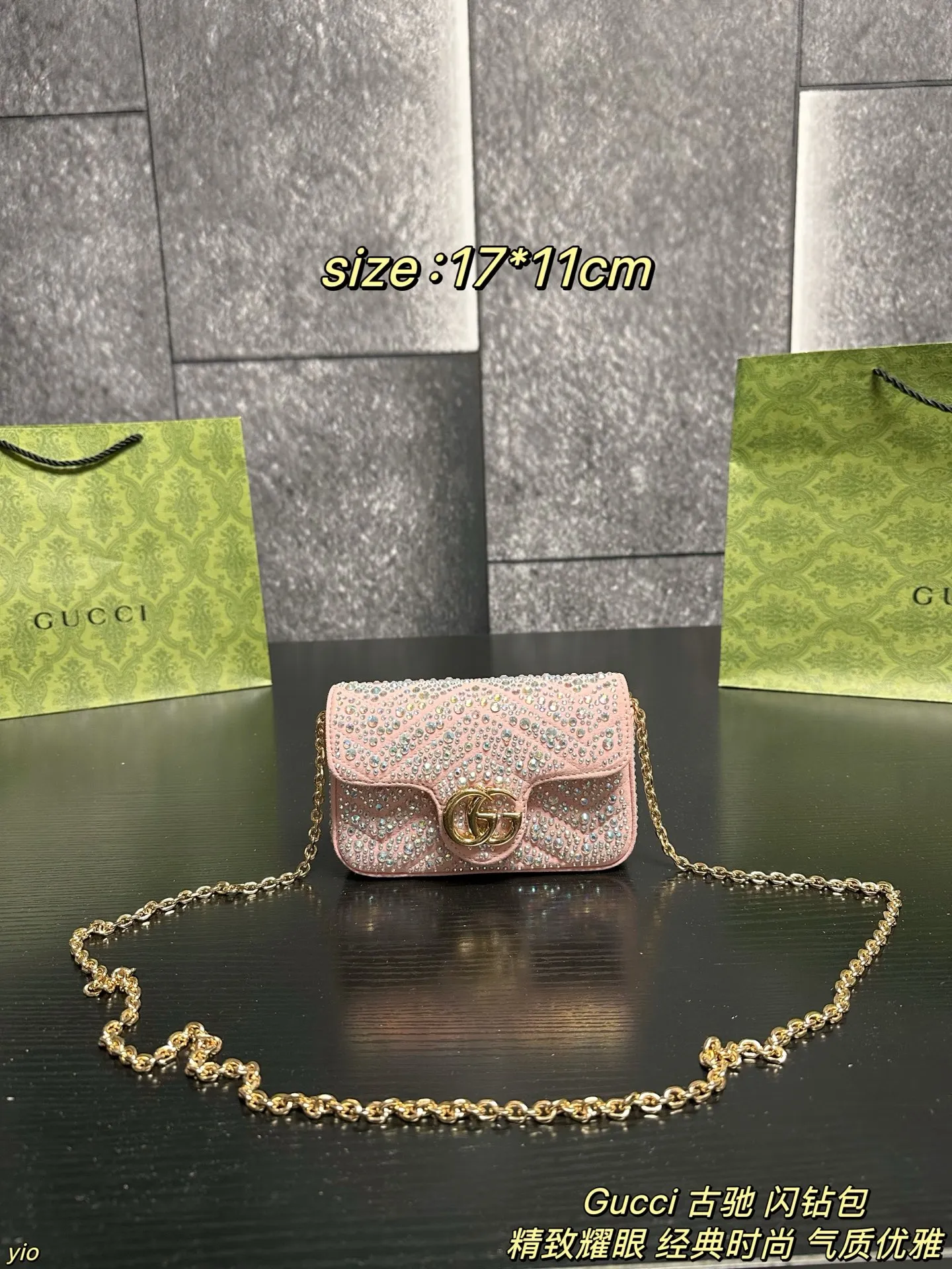 P155配盒 Gucci 古驰 闪钻包 品牌标志性GG Marmont系列匠心融蕴经典双G元素和银色调切面链带，缔就时尚手袋设计。这款肩背包甄选灰色调牛巴革打造，精心缀饰水晶，一展优雅格调。灰色饰水晶绗缝V型牛巴革，银色调配件，黑色粘胶纤维衬里，限定款的稀缺感+经典马蒙的耐看度,是衣橱里的