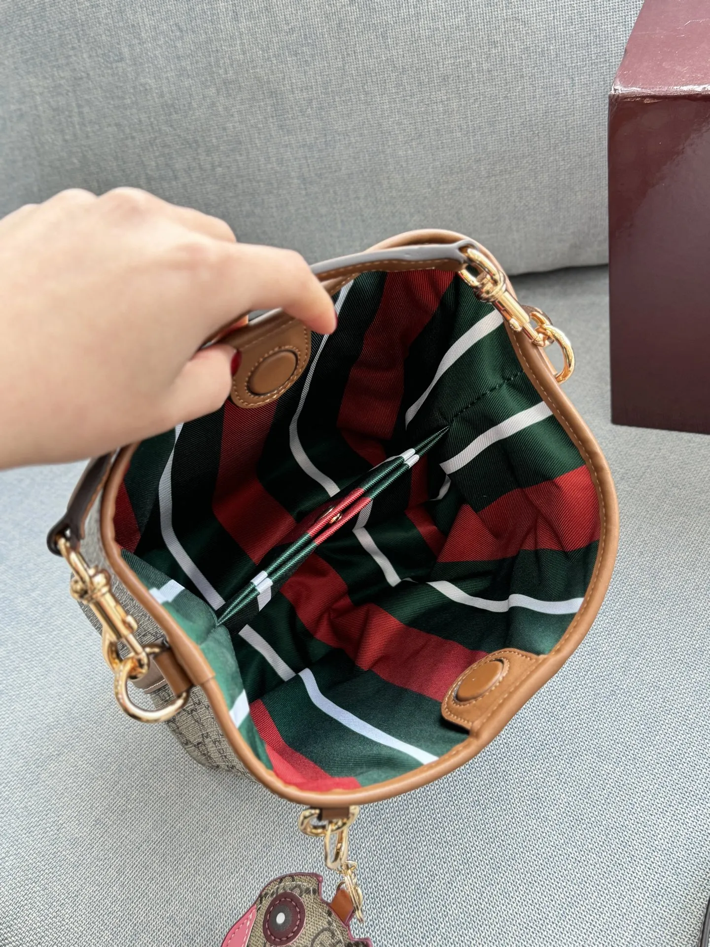 牛皮💰180 全套礼盒 size：18.5&times;18.5 GUCCI古驰 GG Emblem Emblem 猫头鹰挂件 水桶包手提包 迷你 芯片版本 钥匙扣真的太可爱啦，搭配任何包包都能碰撞出独特的感觉， 非常精致百搭~ 使用频率超高的一只包包！