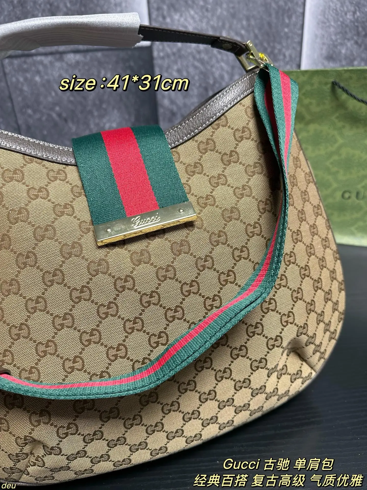 P130配盒 Gucci 古驰 单肩包 老花双G手提来喽!想要复古,经典的老花搭配相得益彰的金扣,整个贵气复古风扑面而来,永不过时的经典款式,简约大气的风格设计,老花在复古感方面狠狠拿捏!想要实用,不小的托特容量,但整体看起来又不会太大,好看至上的前提下整个实用感绝绝子,采用宽条肩带,厚重感满满,又给予松弛感,整体上身好背好用!这样一款实用又贵气的包包,成色极佳,出门也不容易撞包,穿搭好搭配,不挑场合,相信你一定会心动! 尺寸:41*31cm