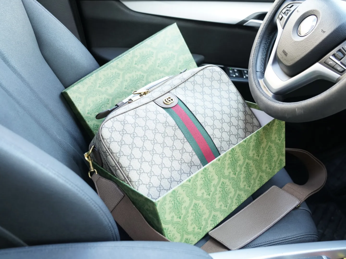 P180 🇮🇹 GUCCI 古驰 官网同步 高版本 斜挎单肩背包 永恒不过时的标志性产品 纯原单牛皮 顶级五金制作 非市面普通版本 今年最爱的款式 全部实拍 实用性非常高 完全不用担心穿搭 配全套包装礼品盒 【规格：36x22x12】