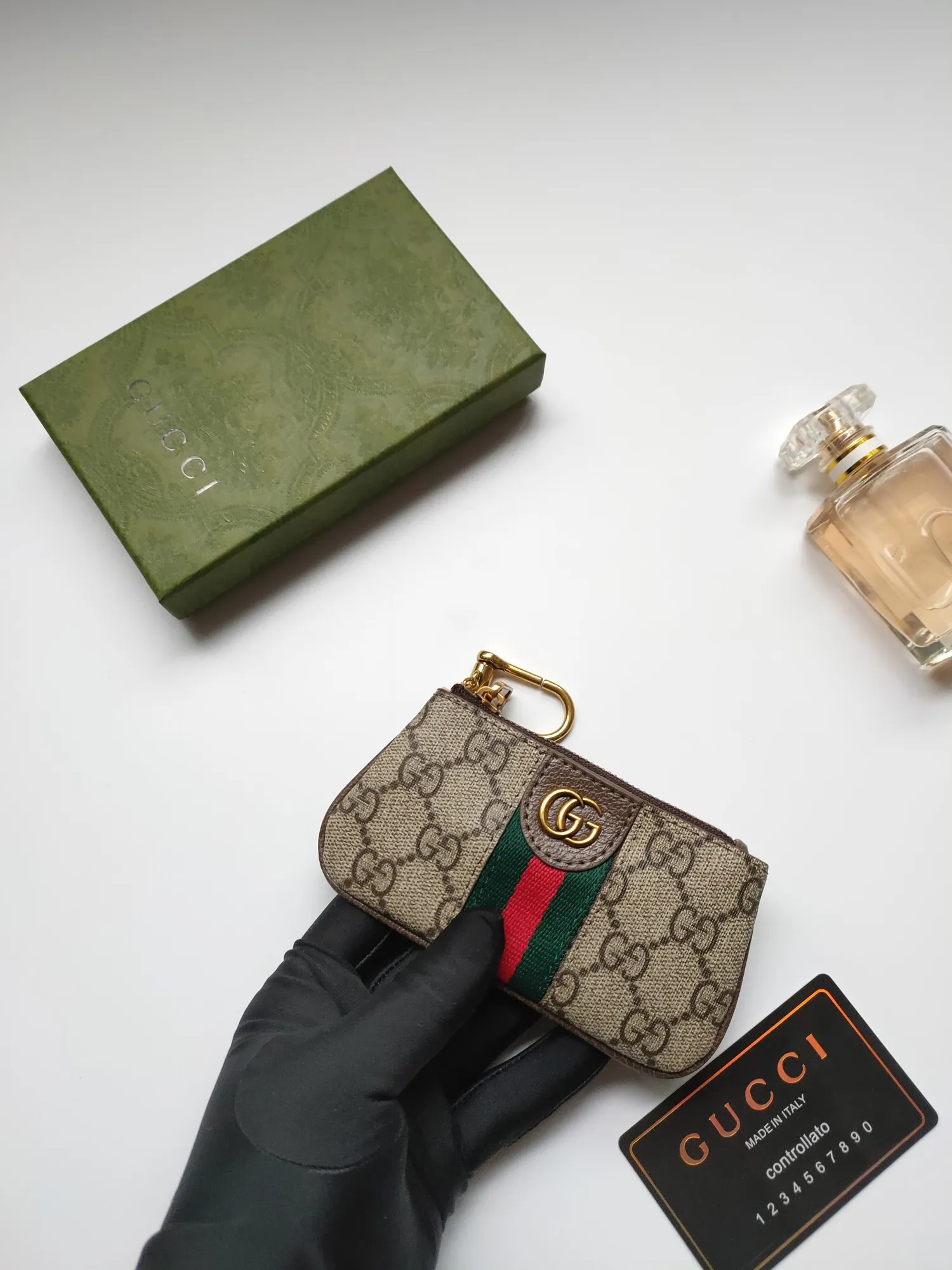 💰90包邮🉐️GUCCI全新小零钱包~口红包!采用进口牛皮拼PVC !搭配精致原工厂五金!灵活别致的勾扣,小巧玲珑,大大作用,型号:671722,12x7.5x1.5cm:12x7.5x1.5cm。