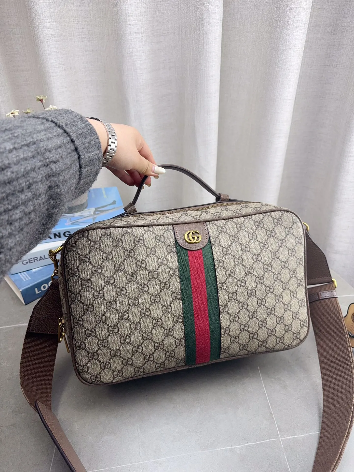 配礼盒包装 酷奇相机包 酷奇单肩包 Gucci 斜挎包 👜最新系列 这个款复古韵味特别浓,上身效果也超赞 尺寸36*22cm p185